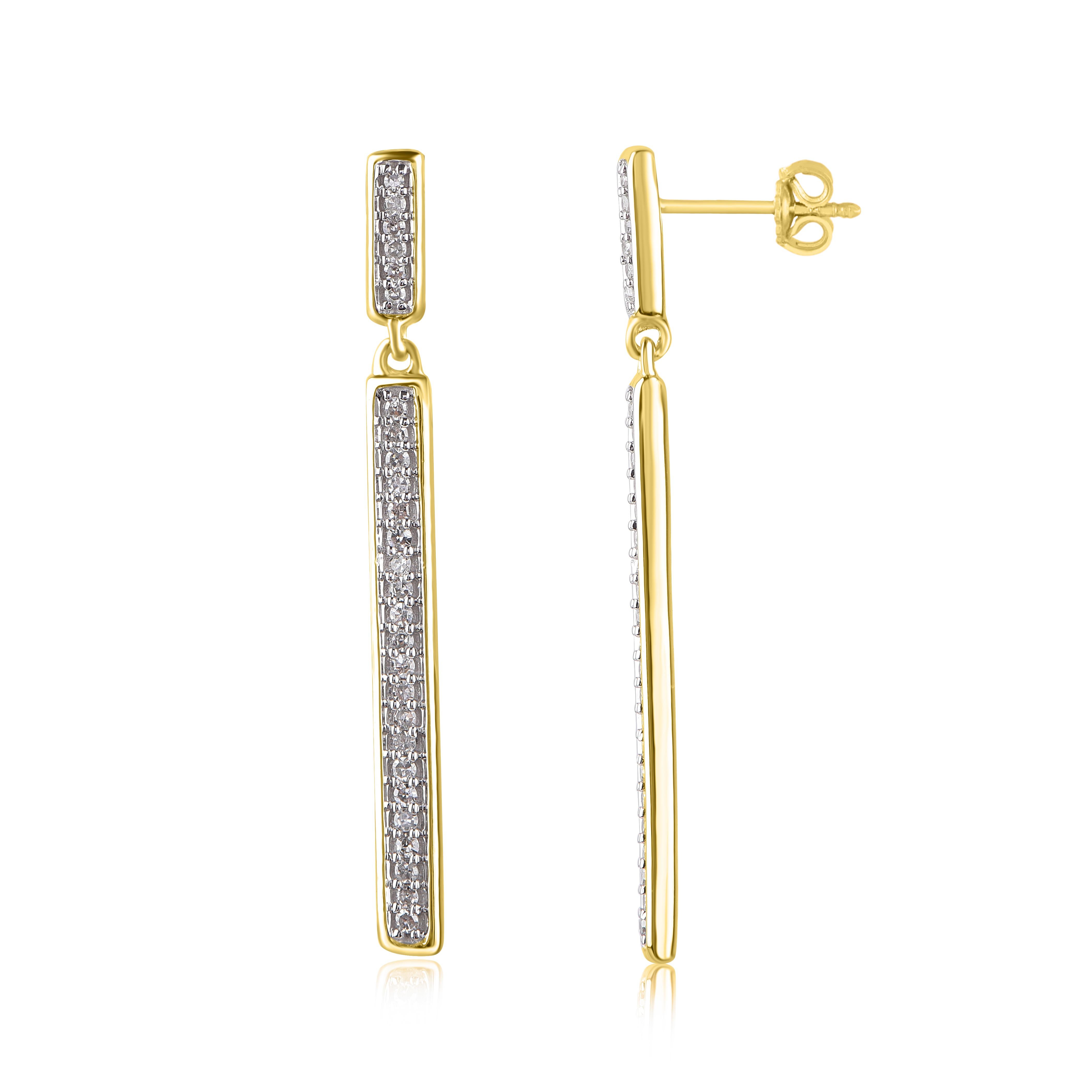 Dolci, amorevoli e semplici, questi orecchini lineari con diamante si adattano facilmente a qualsiasi occasione, realizzati in oro giallo 14 carati con 54 diamanti rotondi incastonati. Questi scintillanti orecchini lineari penzolanti si fissano