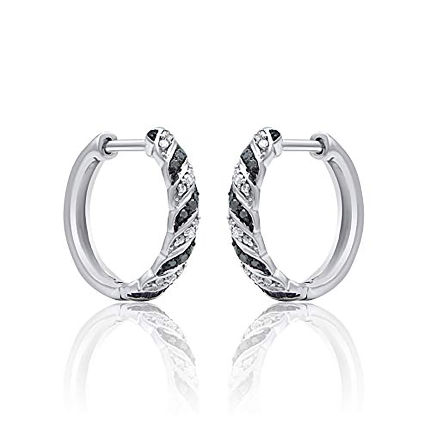 Boucles d'oreilles classiques et élégantes, serties de diamants, parfaites pour un usage quotidien. Fabriqué en or blanc 14 carats avec 40 diamants taille unique et diamant traité noir en sertissage pavé. Ces boucles d'oreilles se fixent à l'aide