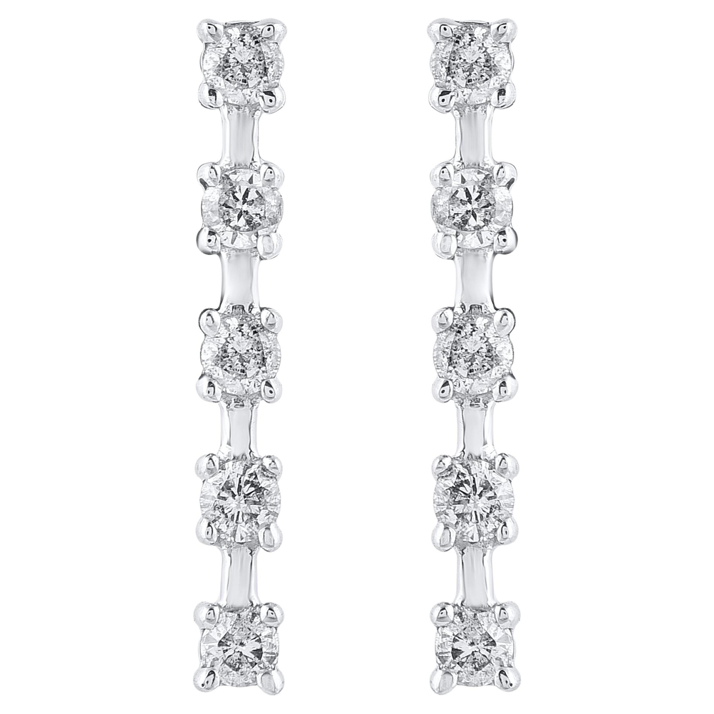 Diese zeitlosen und eleganten Diamanttropfenohrringe lassen sich mühelos vom Tag in die Nacht tragen. Dieser Ohrring ist wunderschön gestaltet und mit 10 natürlichen Diamanten im Brillantschliff besetzt, die in einer Zackenfassung gefasst sind. Das