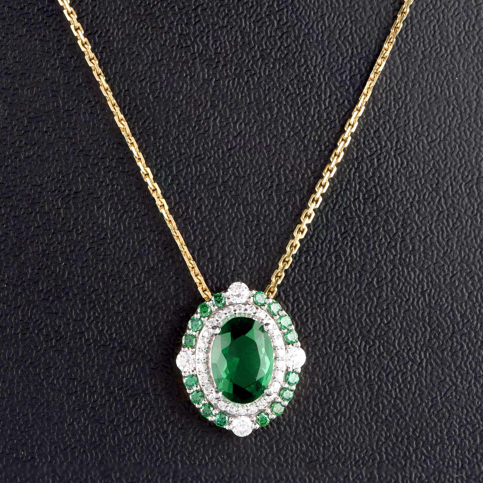 Fabriqué par nos experts en or jaune 18 KT, il est orné de 30 diamants taille brillant et de 17 émeraudes en serti clos. Les diamants sont de couleur H-I et de pureté I2.  Le pendentif est accompagné d'une chaîne de 18 pouces. 

Cette pièce est