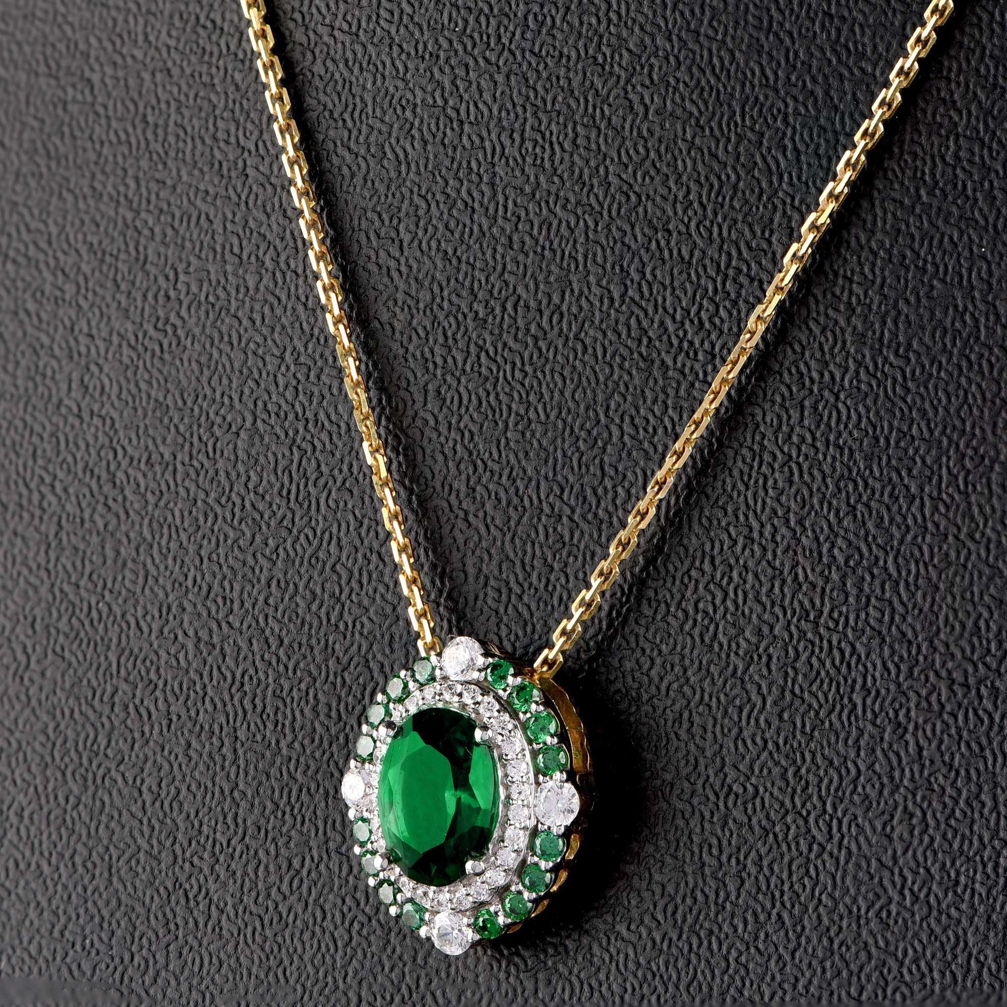 Moderne Pendentif halo en or jaune 18 carats avec diamants 0,15 carat et émeraude naturelle TJD en vente
