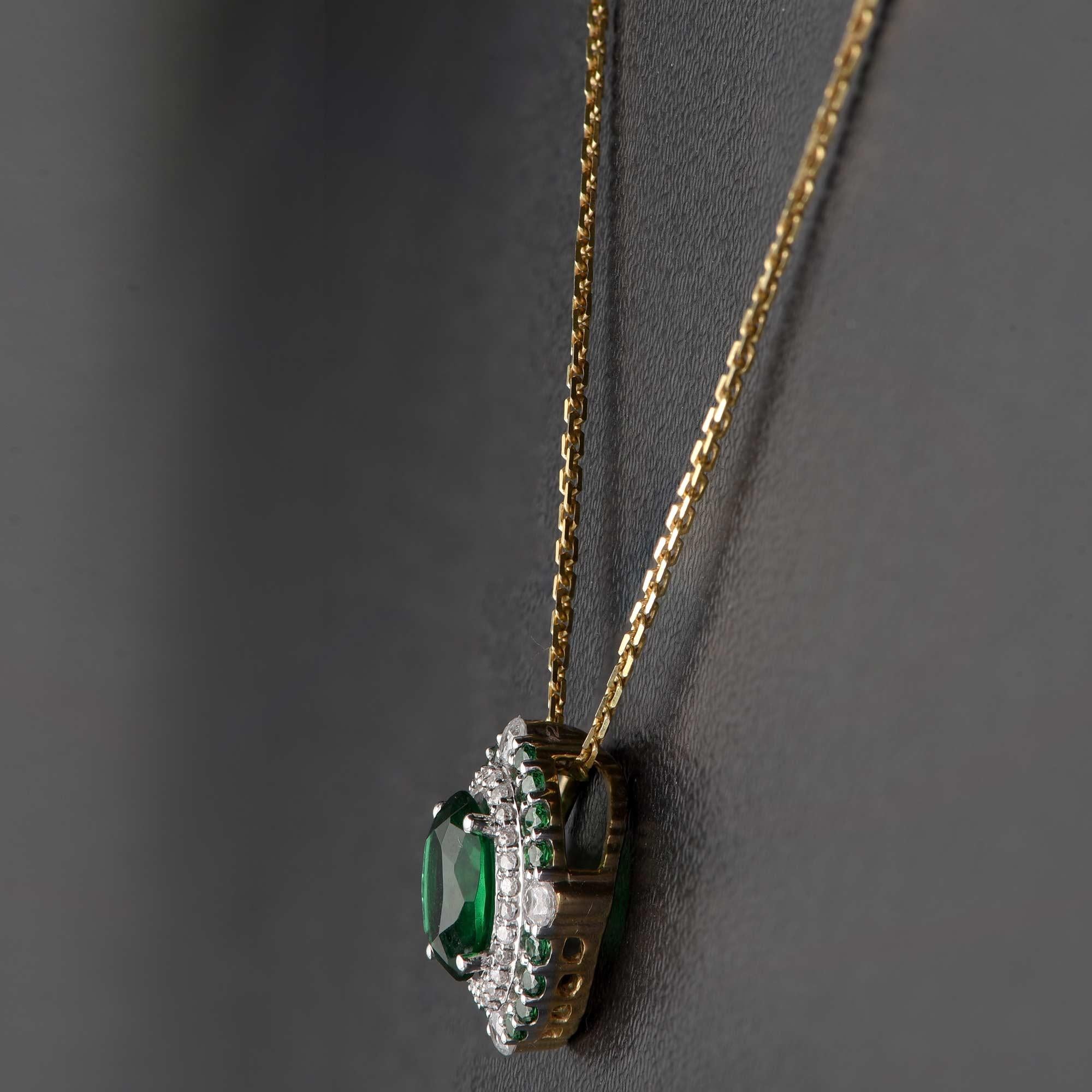 Taille ronde Pendentif halo en or jaune 18 carats avec diamants 0,15 carat et émeraude naturelle TJD en vente