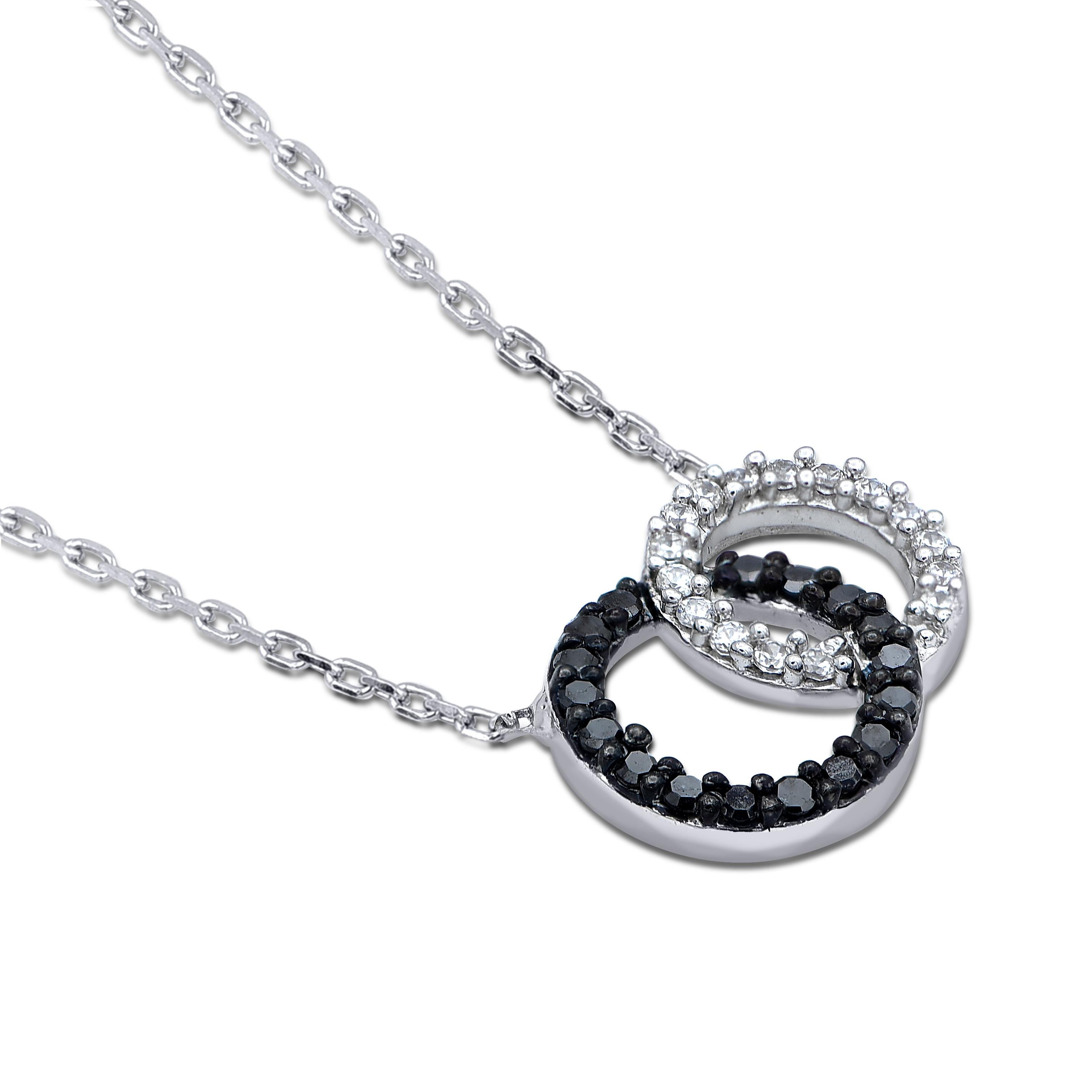Questo ciondolo con diamante è un'aggiunta straordinaria se indossato da solo. Questo pendente a forma di cerchio è realizzato in oro bianco a 14 carati e presenta 33 diamanti a taglio singolo e trattati neri incastonati. Il colore H+I, la chiarezza