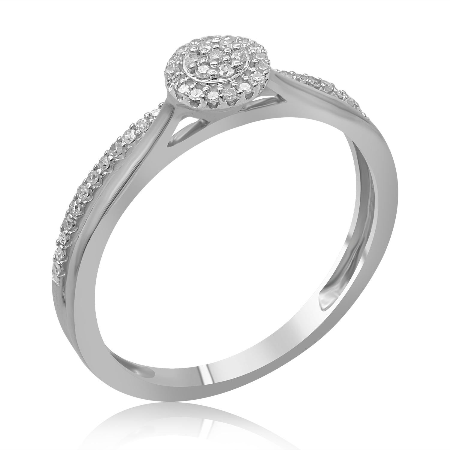 Esprimi il tuo amore per lei nel modo più classico con questo anello di diamanti. Realizzato in oro bianco 14 carati. Questo anello di fidanzamento è caratterizzato da uno scintillante diamante rotondo a taglio singolo di 53 millimetri