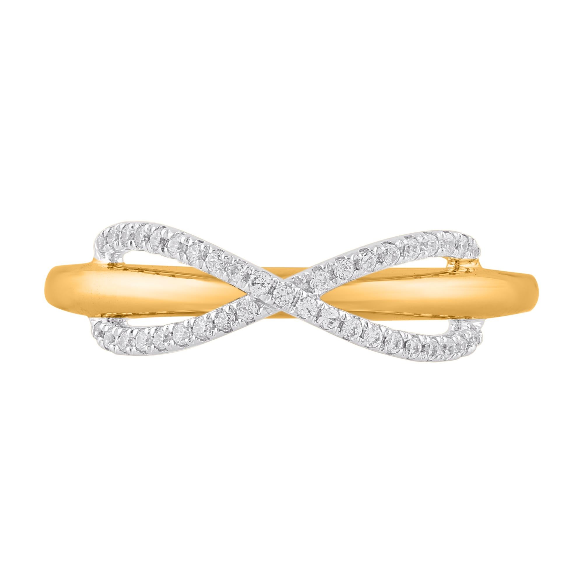 Faites briller votre jour le plus spécial et le plus précieux avec cette alliance. Magnifiquement conçu par nos experts en or jaune 14 carats et orné de 39 diamants ronds en serti clos. Le poids total des diamants est de 0,15 carat. Les diamants