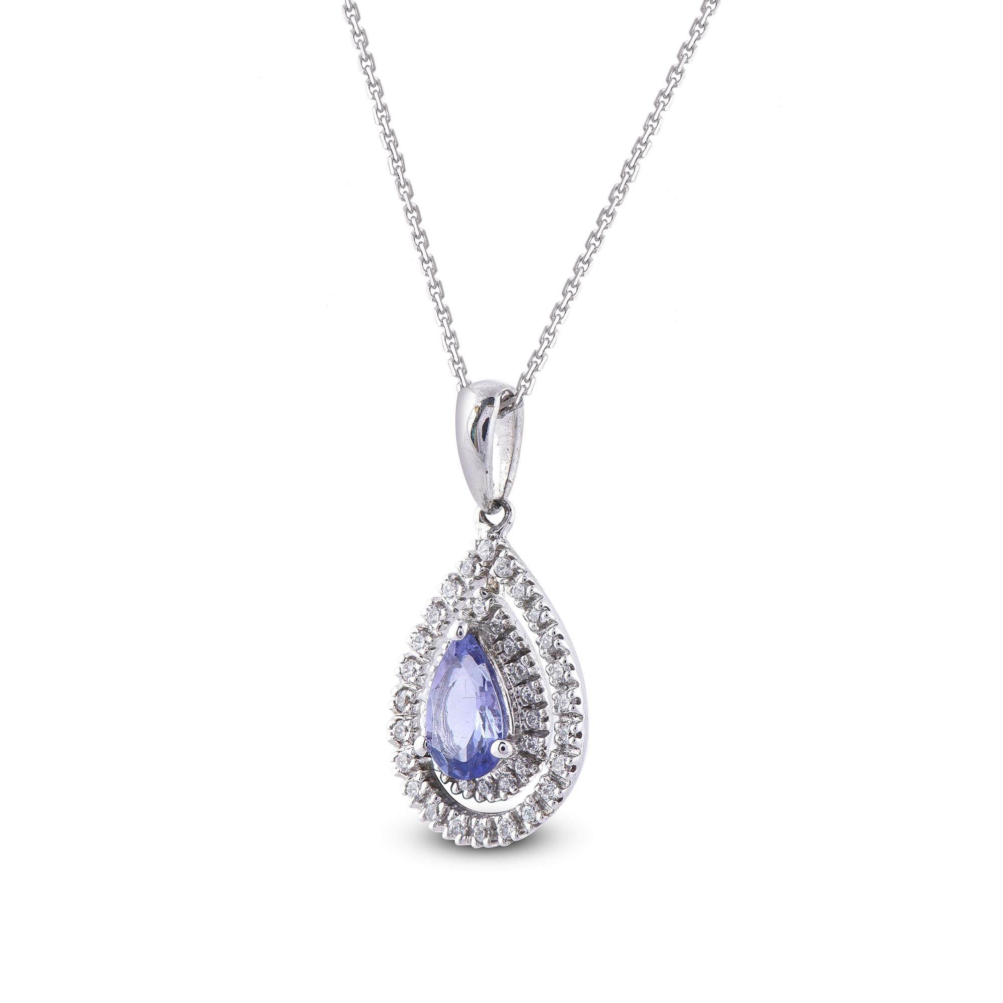 Questo pendente a forma di doppia pera è impreziosito da 52 diamanti tondi brillanti e da 1 tanzanite splendidamente incastonata in una montatura a forchetta e microforatura. Il peso totale del diamante è di 0,15 carati e il colore H-I, chiarezza I2.