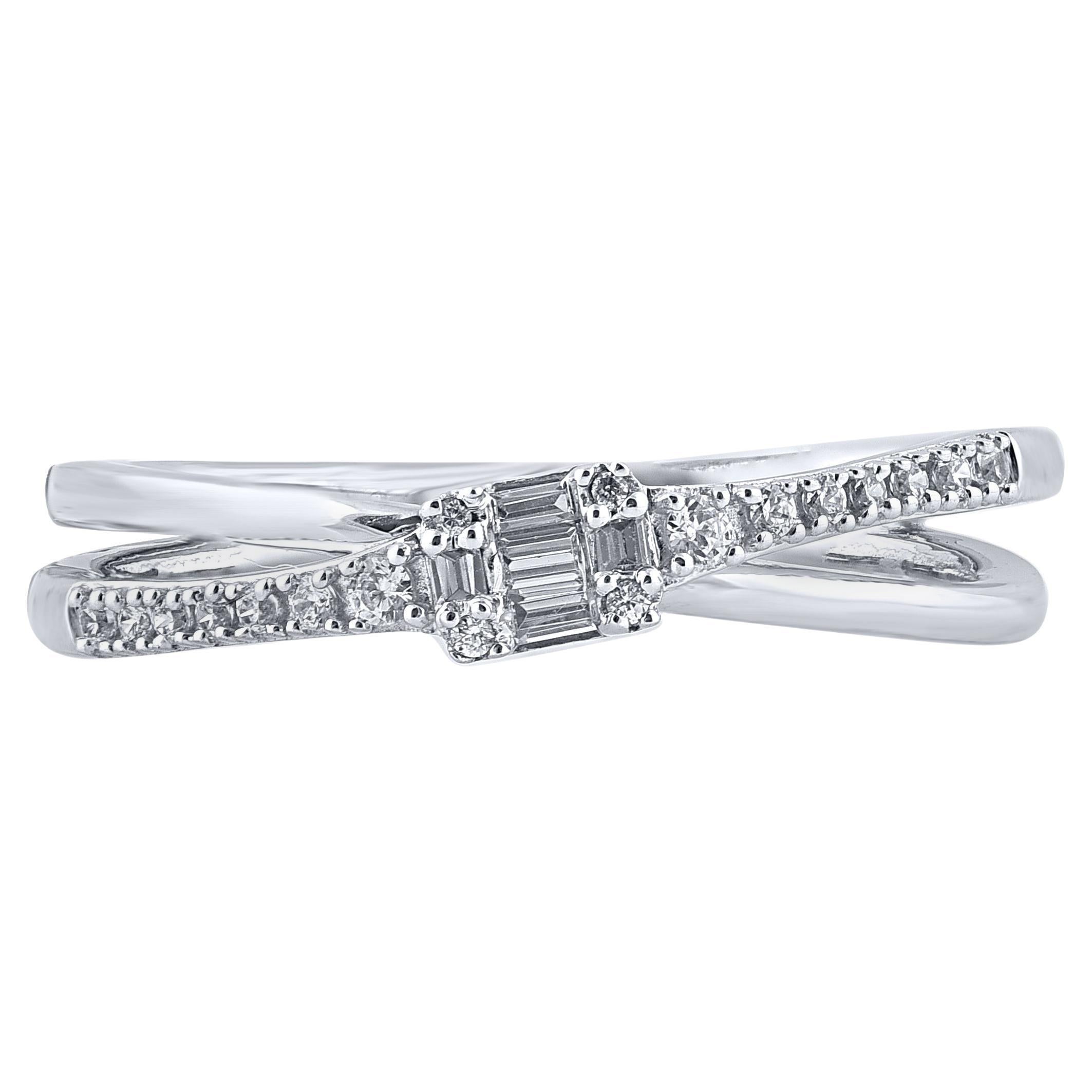 TJD 0,15 Karat runder und Baguette-Diamant 14KT Weißgold Criss-cross Ring im Angebot