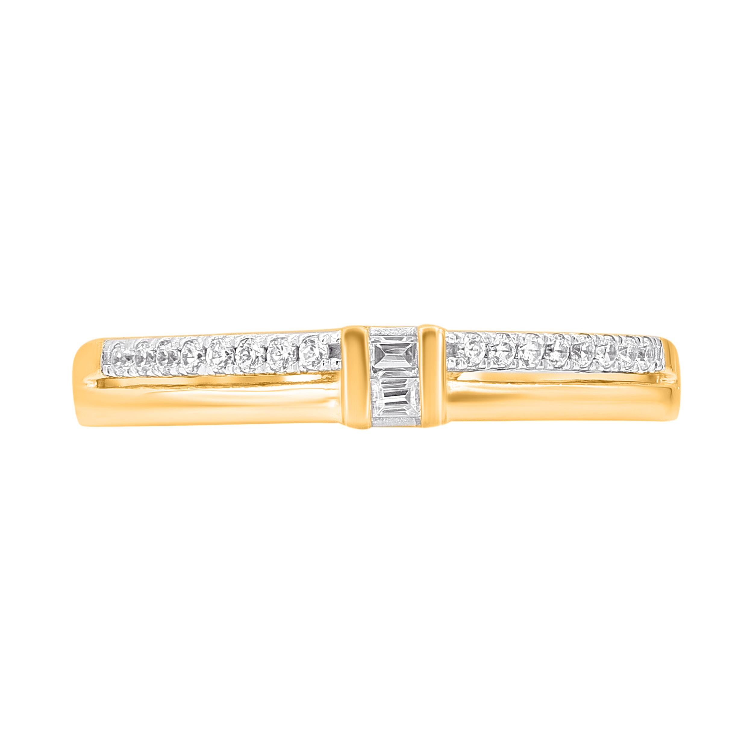 Faites briller votre jour le plus spécial et le plus précieux avec cette alliance. Magnifiquement conçu par nos experts en or jaune 14 carats et orné de 18 diamants ronds et diamants baguettes en serti clos et en serti canal. Le poids total des