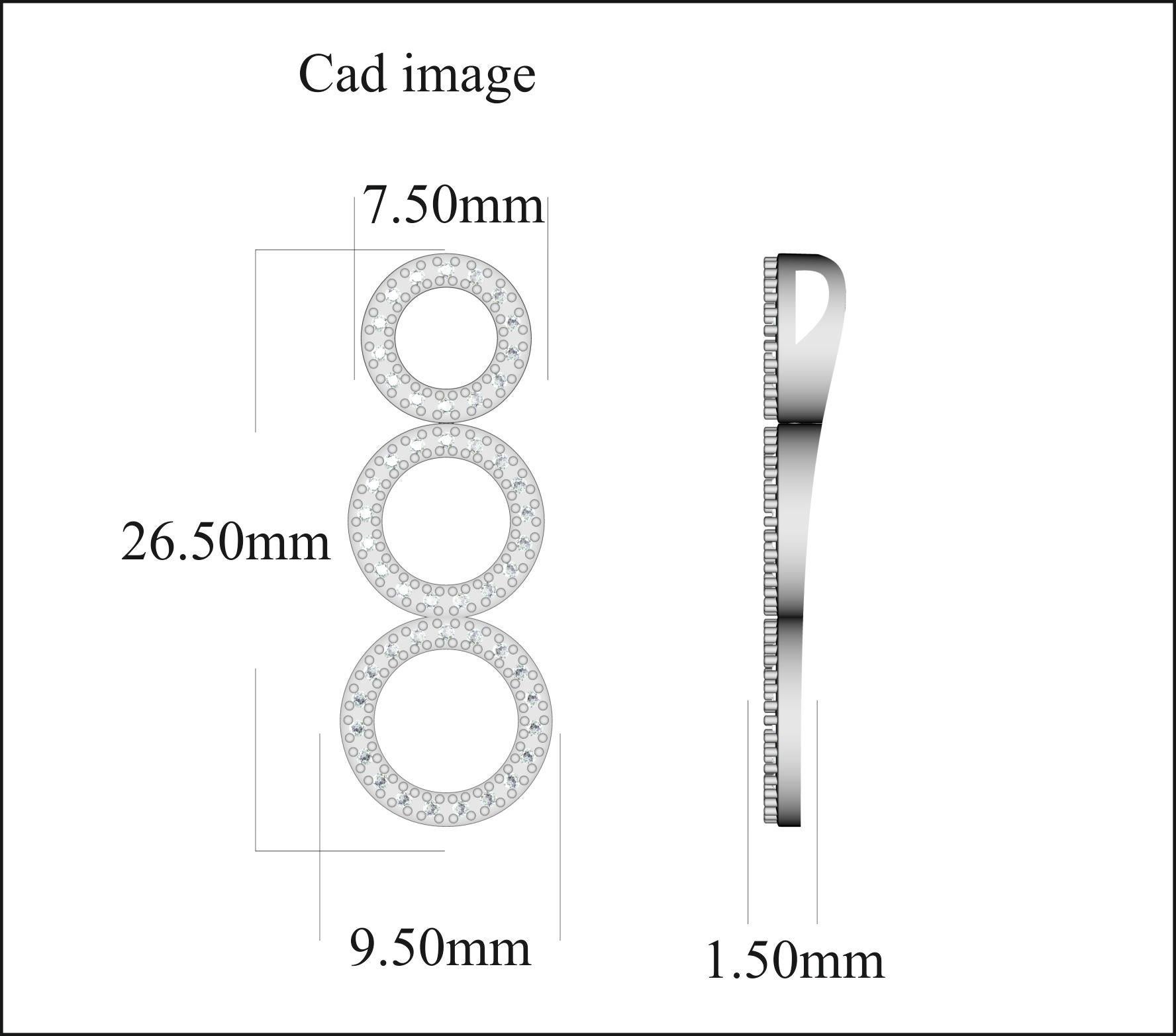 Regalo sempre gradito, questo splendido ciondolo a tre cerchi con diamante eleva il tuo abbigliamento. Il peso totale del diamante è di 0,15 carati ed è incastonato con 50 diamanti rotondi incastonati a nastro - realizzati dai nostri abili artigiani