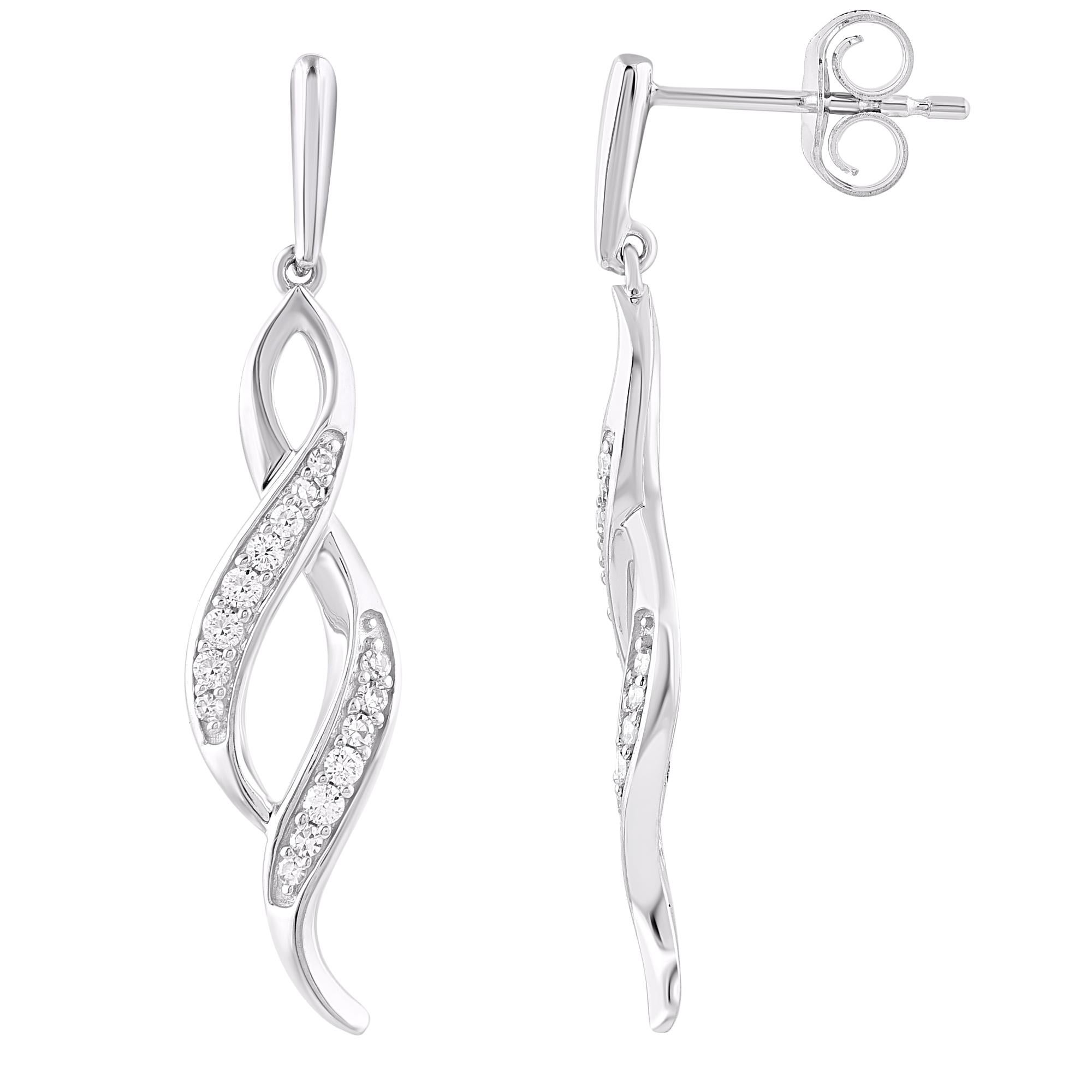 Con uno sguardo a questo orecchino a spirale con diamante rotondo da 0,18 carati, realizzato in oro bianco 14 carati. Questo orecchino ha un design splendido ed è tempestato di 30 diamanti rotondi incastonati. Utilizziamo solo diamanti naturali che