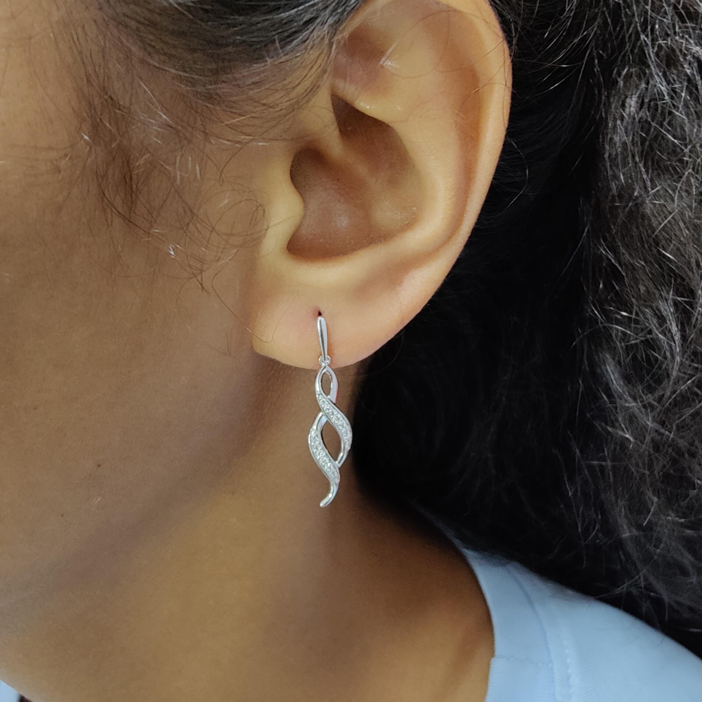 TJD 0,18 carati di diamante rotondo in oro bianco 14 carati Orecchini moda a goccia a spirale In condizioni Nuovo in vendita a New York, NY