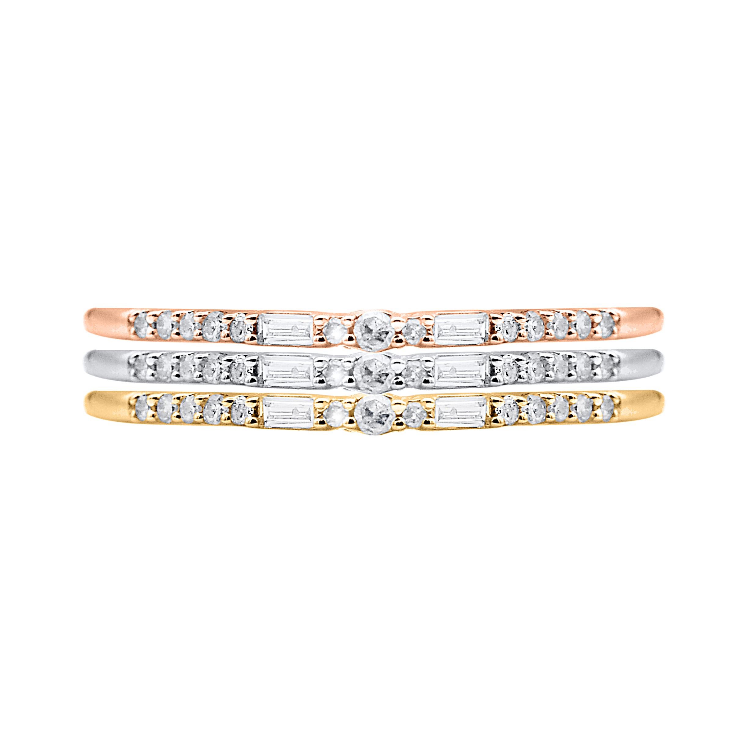 Questo set di tre fedi con diamanti è un look a cui ricorrerà spesso. Questo set comprende un pezzo in oro rosa, giallo e bianco. Questo anello è realizzato in oro bianco, rosa e giallo a 14 carati ed è impreziosito da 45 diamanti rotondi taglio