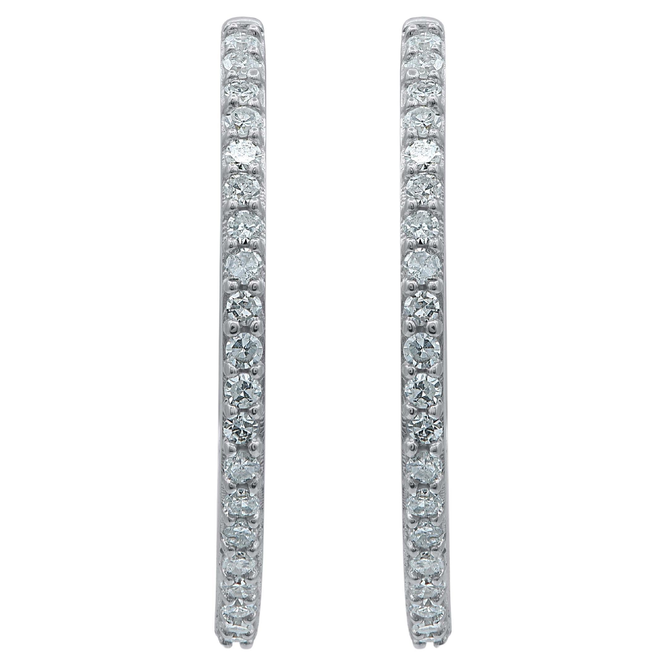 Apportez du charme à votre look avec ces boucles d'oreilles en diamant. Cette boucle d'oreille est magnifiquement conçue et sertie de 40 diamants ronds de taille unique en serti clos. Nous n'utilisons que des diamants naturels, 100 % exempts de