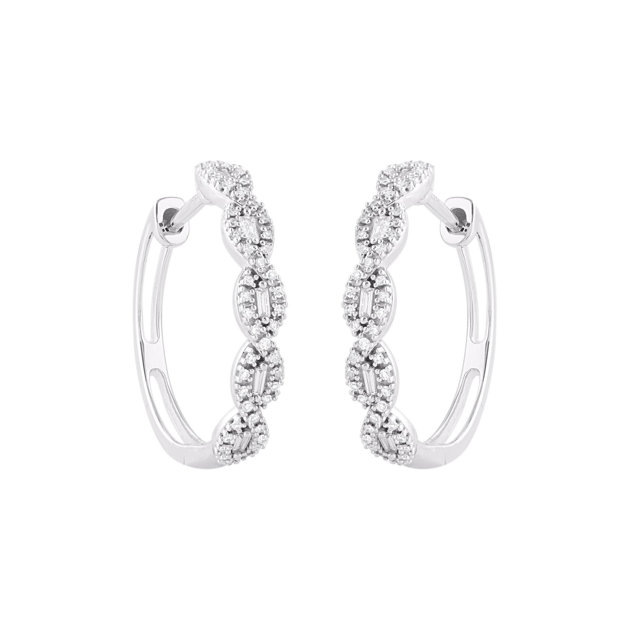 Ces boucles d'oreilles torsadées éblouissent et ravissent. Cette boucle d'oreille est magnifiquement conçue et sertie de 102 diamants ronds et baguettes en serti clos. Nous n'utilisons que des diamants naturels, 100 % exempts de conflits, qui