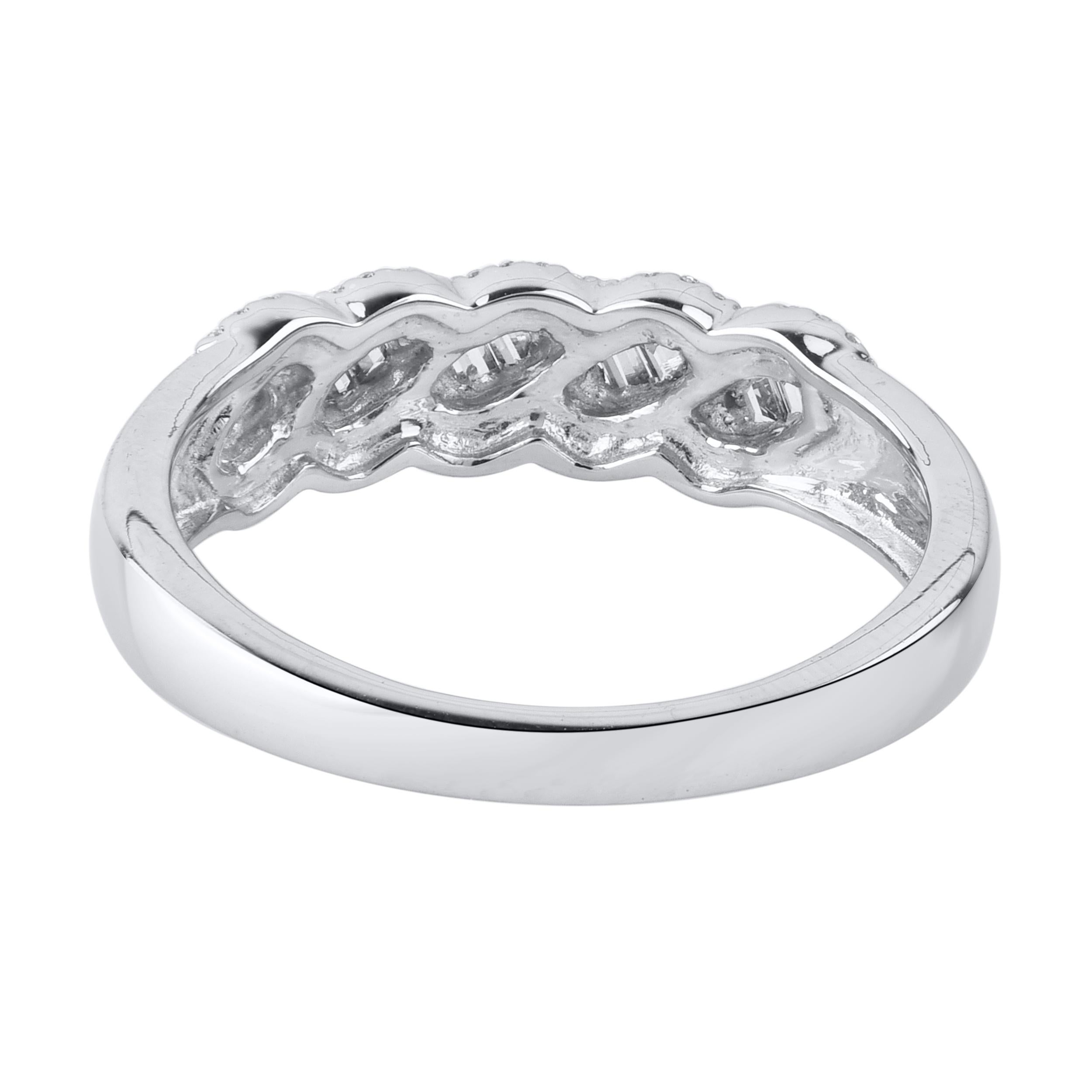 Contemporary TJD 0.20 Carat Natural Round & Baguette Diamond 14 Karat Gold Wedding Band Ring For Sale