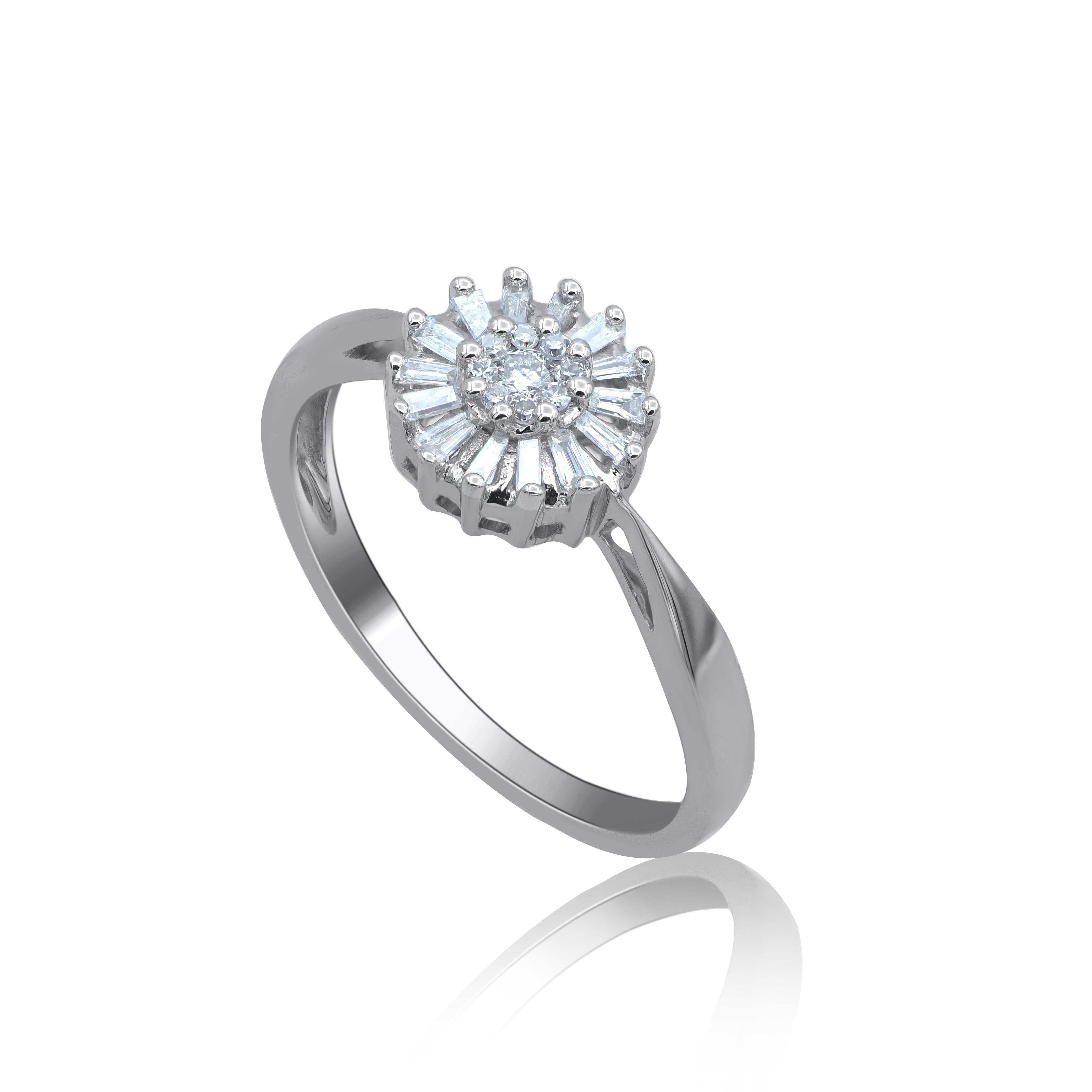 Verleihen Sie diesem diamantenen Verlobungsring einen Hauch von Eleganz. Dieser Ring ist wunderschön aus 14 Karat Weißgold gefertigt und mit 23 Diamanten im Einzel-, Brillant- und Baguetteschliff in Druck- und Halbkanalfassung besetzt.  Umgebung.