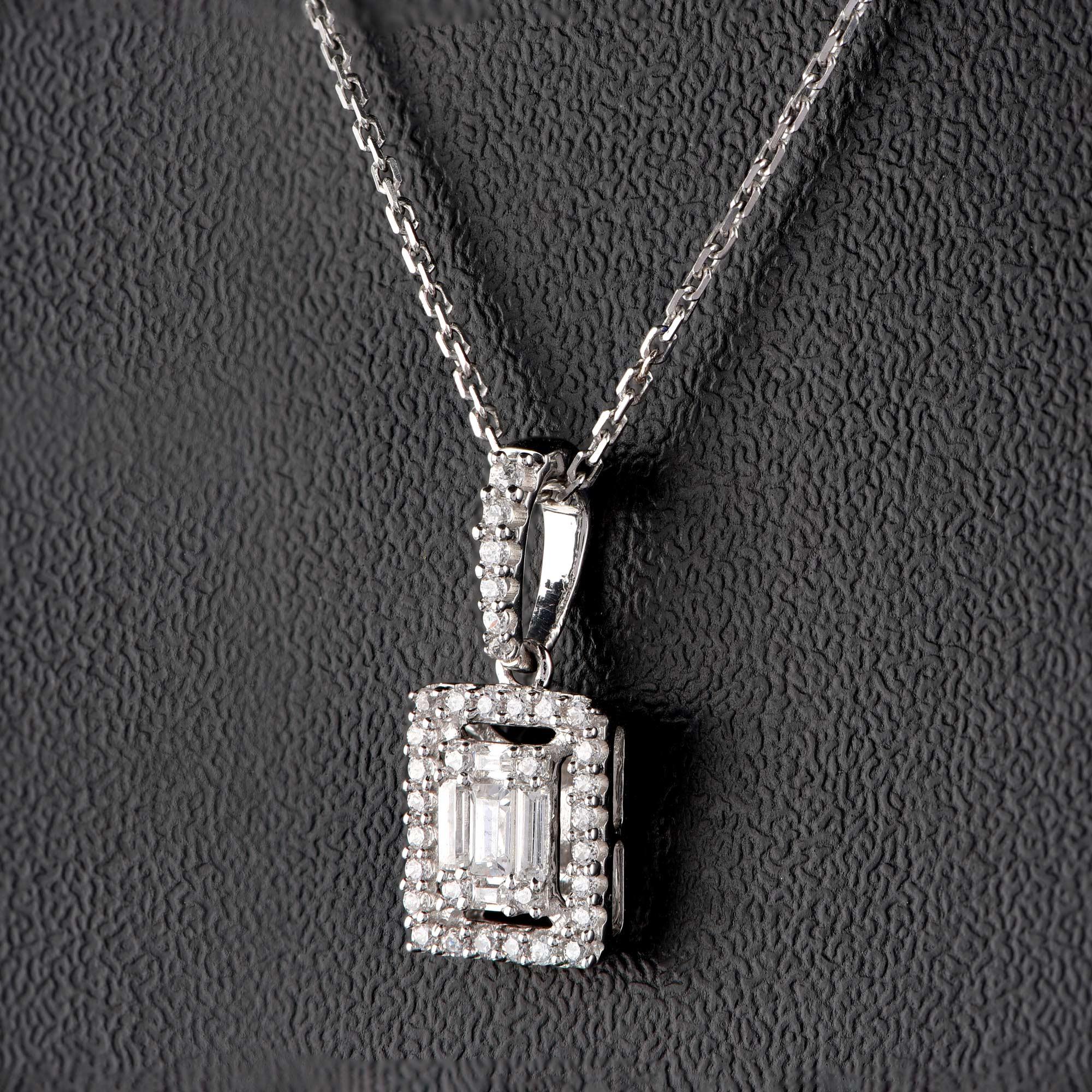 Moderne TJD Pendentif Halo en or blanc 18 carats avec diamants ronds et baguettes de 0,20 carat en vente