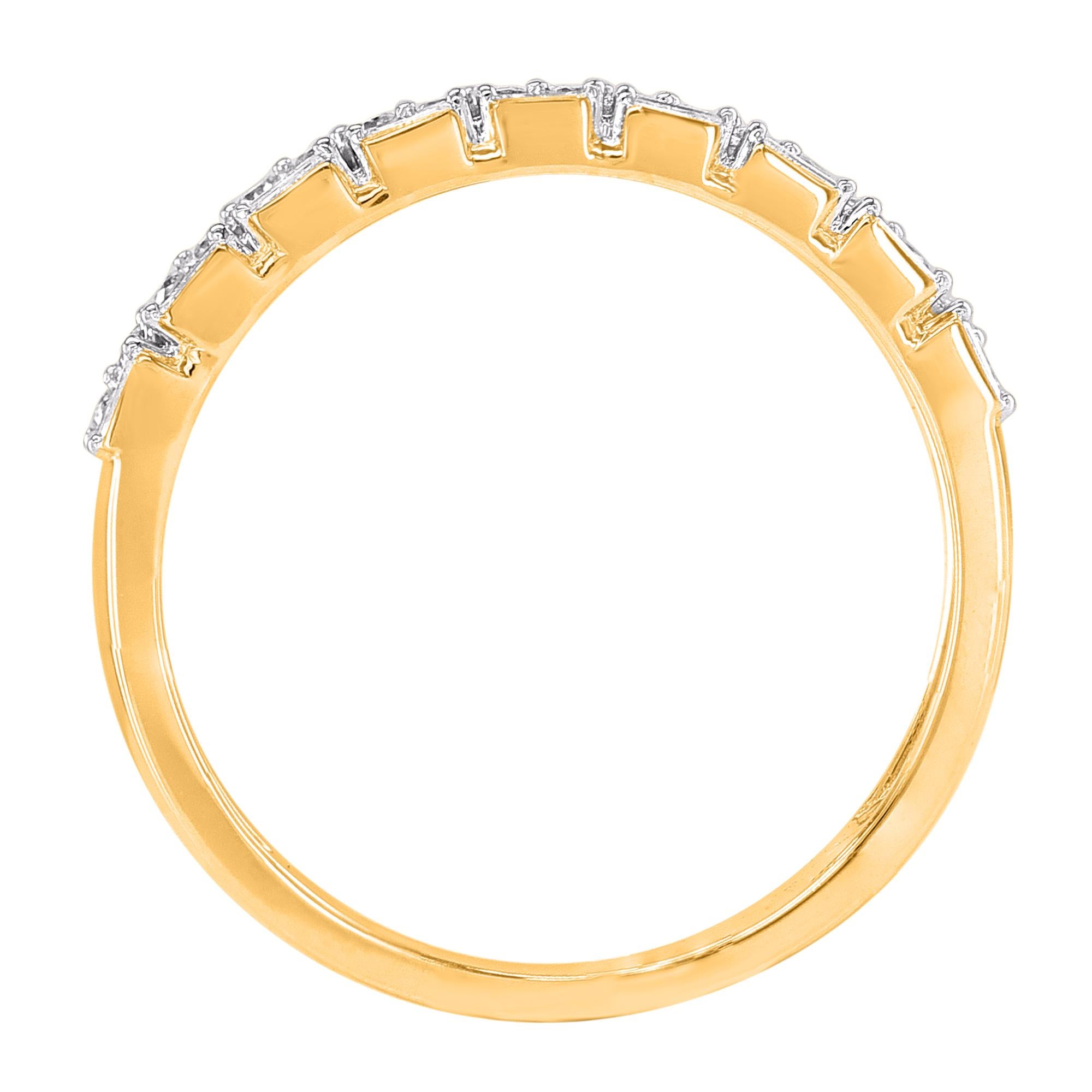 Lassen Sie Ihren schönsten Tag mit diesem Ehering erstrahlen. Von unseren Experten in 14 Karat Gelbgold gefertigt und mit 27 runden Diamanten im Brillantschliff und Baguette-Diamanten in Zackenfassung verziert. Das Gesamtgewicht der Diamanten