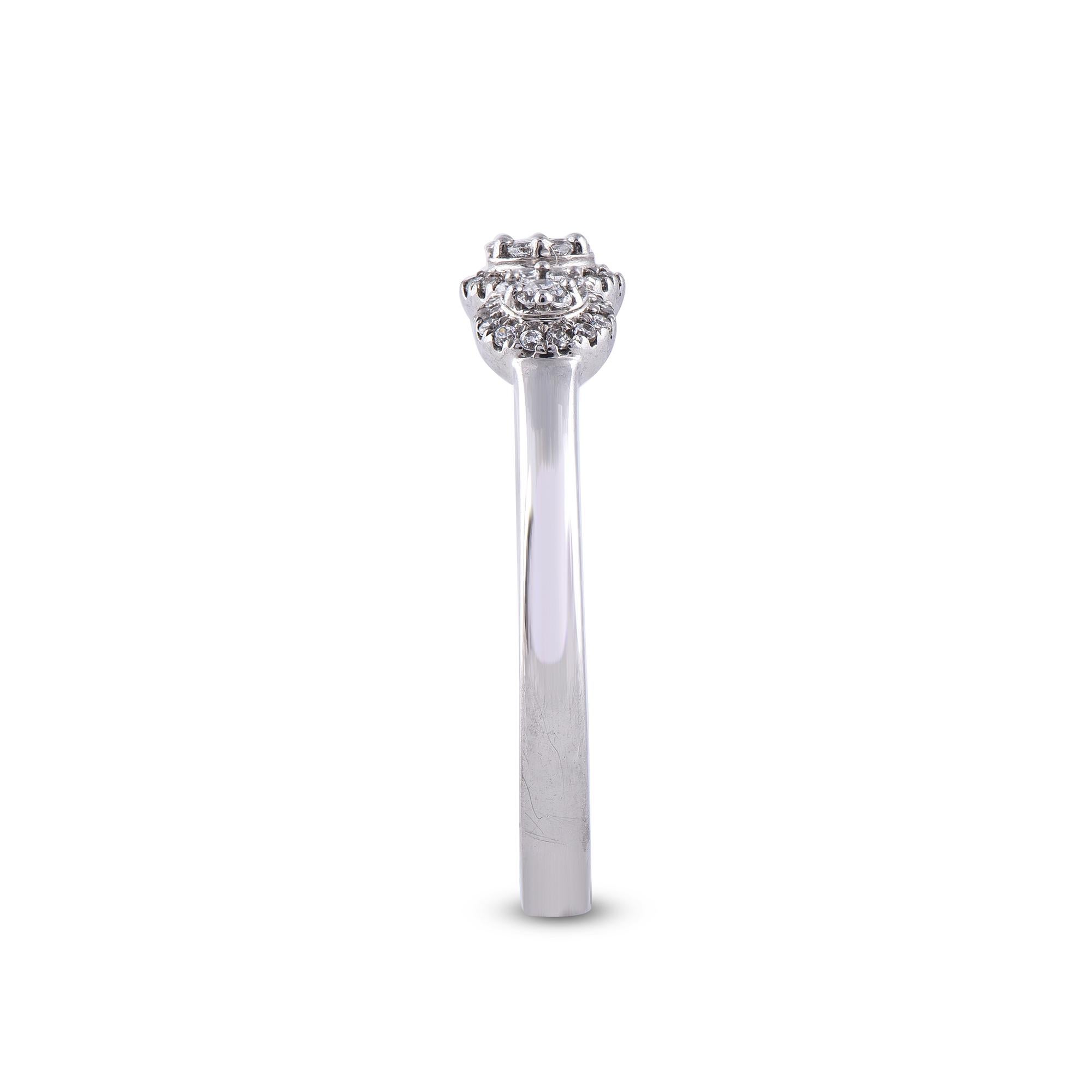 Anello di fidanzamento TJD con diamante rotondo da 0,20 carati in oro bianco 14 carati, aureola a 3 cluster In condizioni Nuovo in vendita a New York, NY