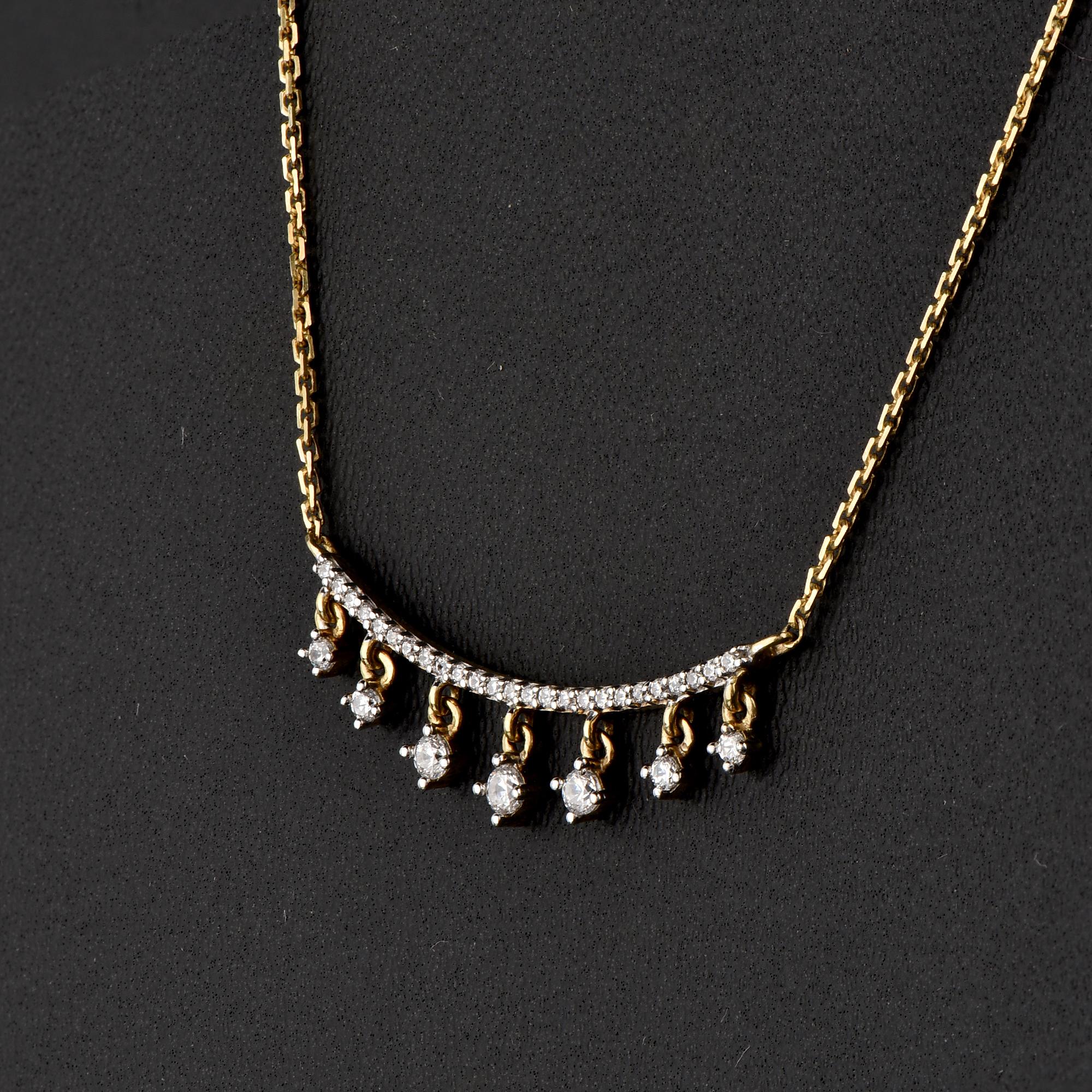 Véritablement exquis, ce pendentif en diamant à barre incurvée ne manquera pas d'être admiré pour la beauté et l'élégance classiques inhérentes à son design. Le poids total des diamants est de 0,20 carat, de couleur H-I, de pureté I2 et serti de 32