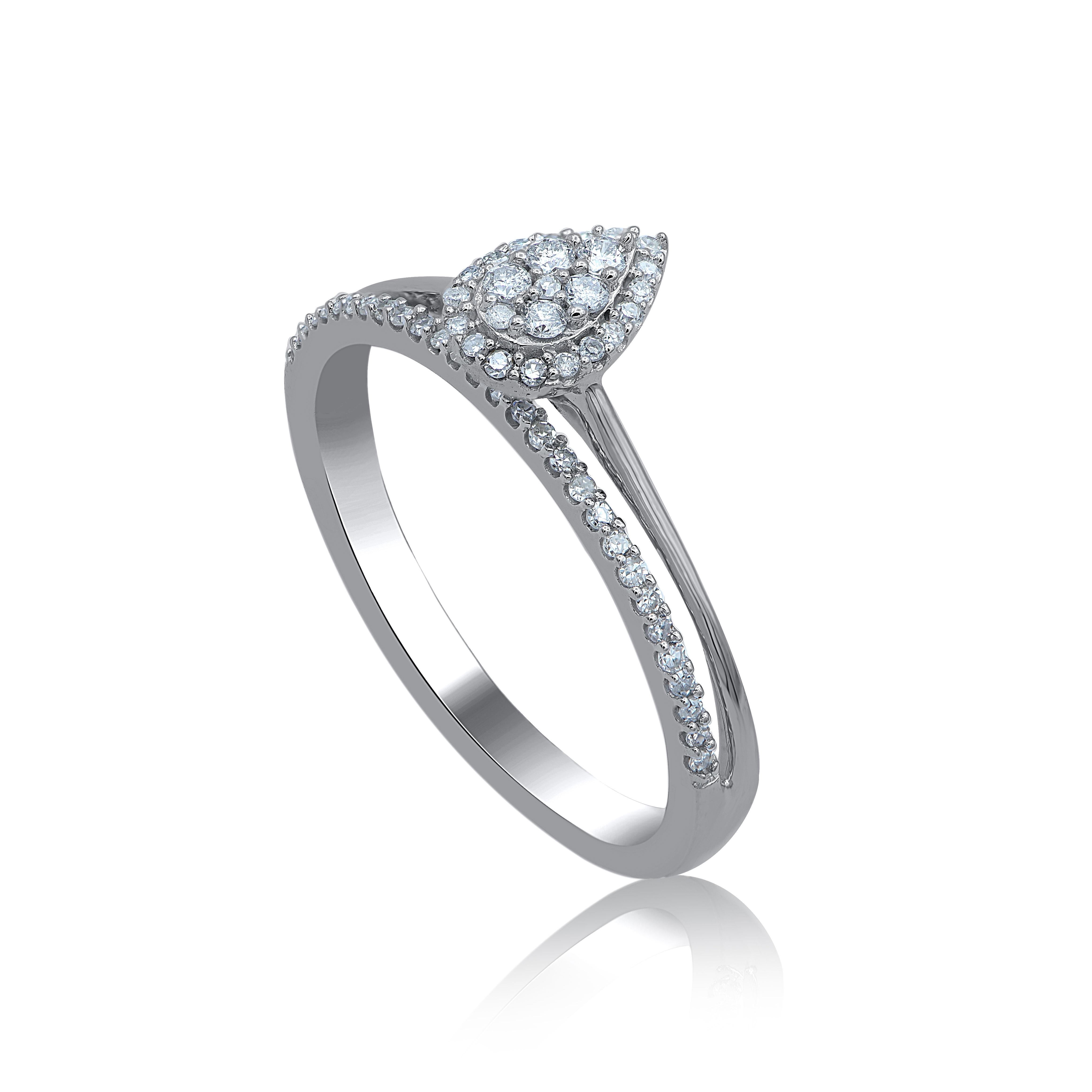 Bringen Sie Ihre Liebe zu ihr auf die klassischste Art und Weise mit diesem Diamantring zum Ausdruck. Gefertigt aus 14 Karat Weißgold. Dieser birnenförmige Verlobungsring hat einen funkelnden 54er Einzelschliff und einen runden Diamanten im