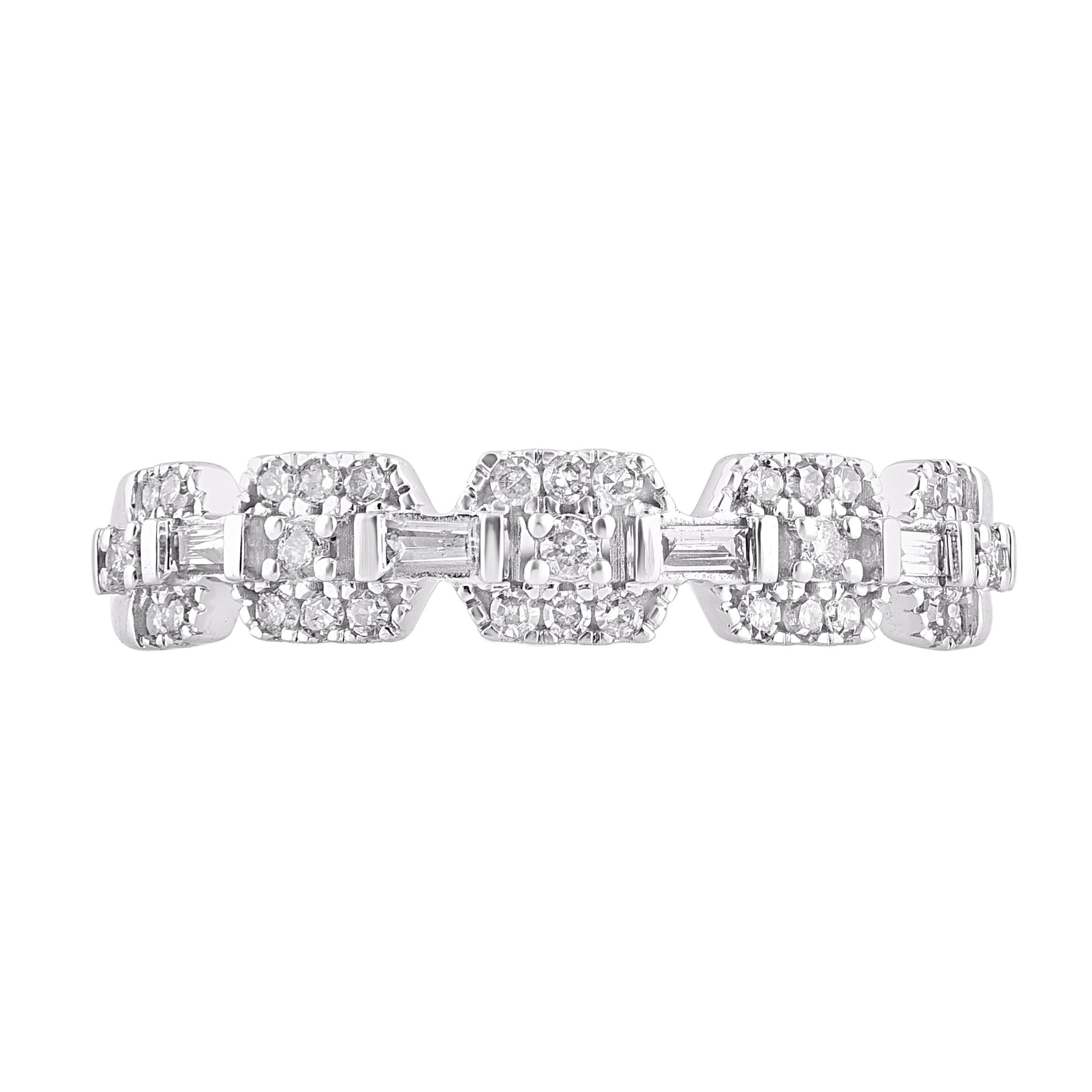 Lassen Sie Ihren schönsten Tag mit diesem Ehering erstrahlen. Diese Bandringe sind mit 35 natürlichen Diamanten im Brillant- und Baguetteschliff in 14 Karat Weißgold in Zackenfassung besetzt. Das Gesamtgewicht der Diamanten beträgt 0,22 Karat. Die