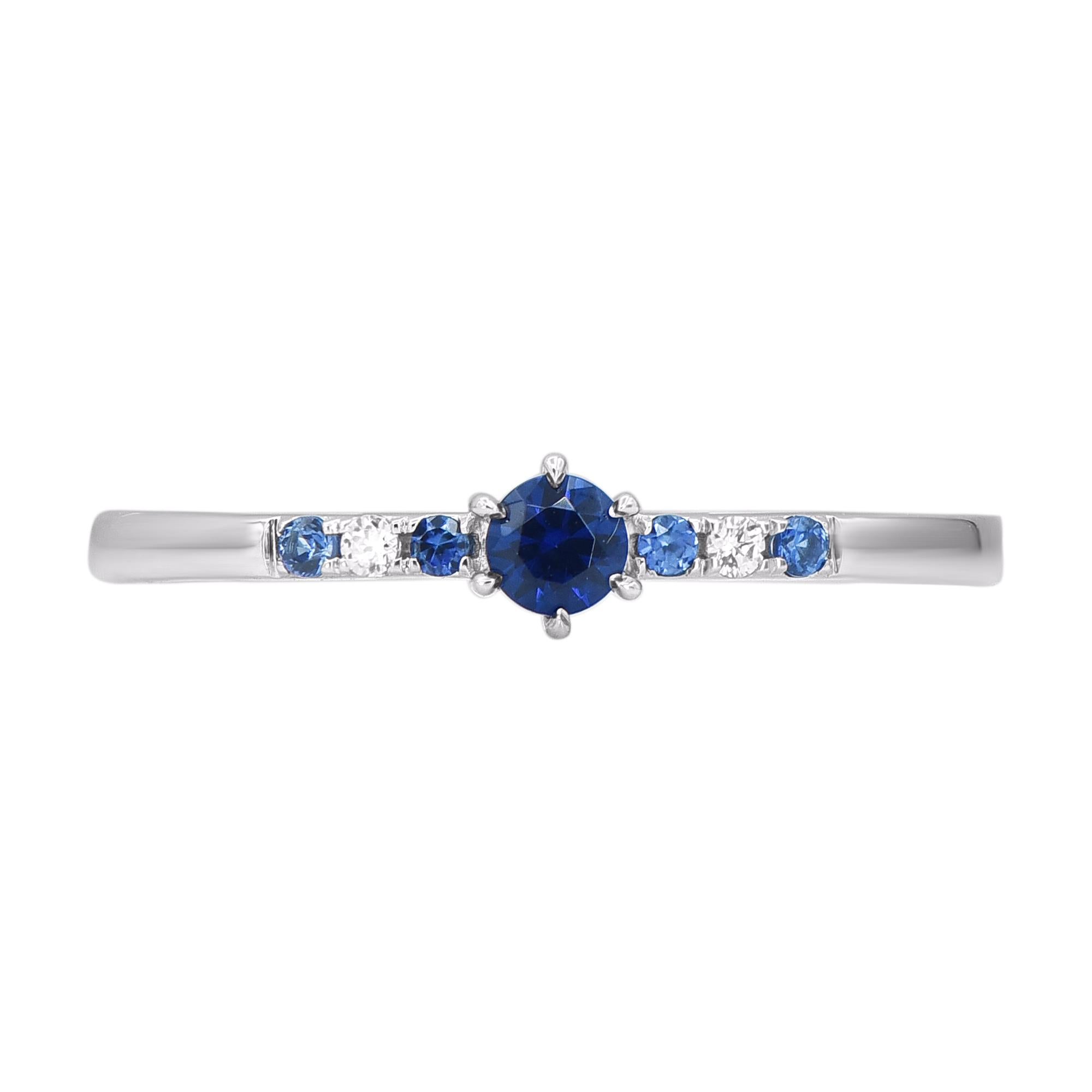 Una forma colorida de demostrar tu amor, este anillo de aniversario es el comienzo de algo hermoso. Magníficamente elaborada por nuestros expertos en oro blanco de 14 quilates e incrustada con 2 diamantes redondos talla brillante y 5 zafiros azules