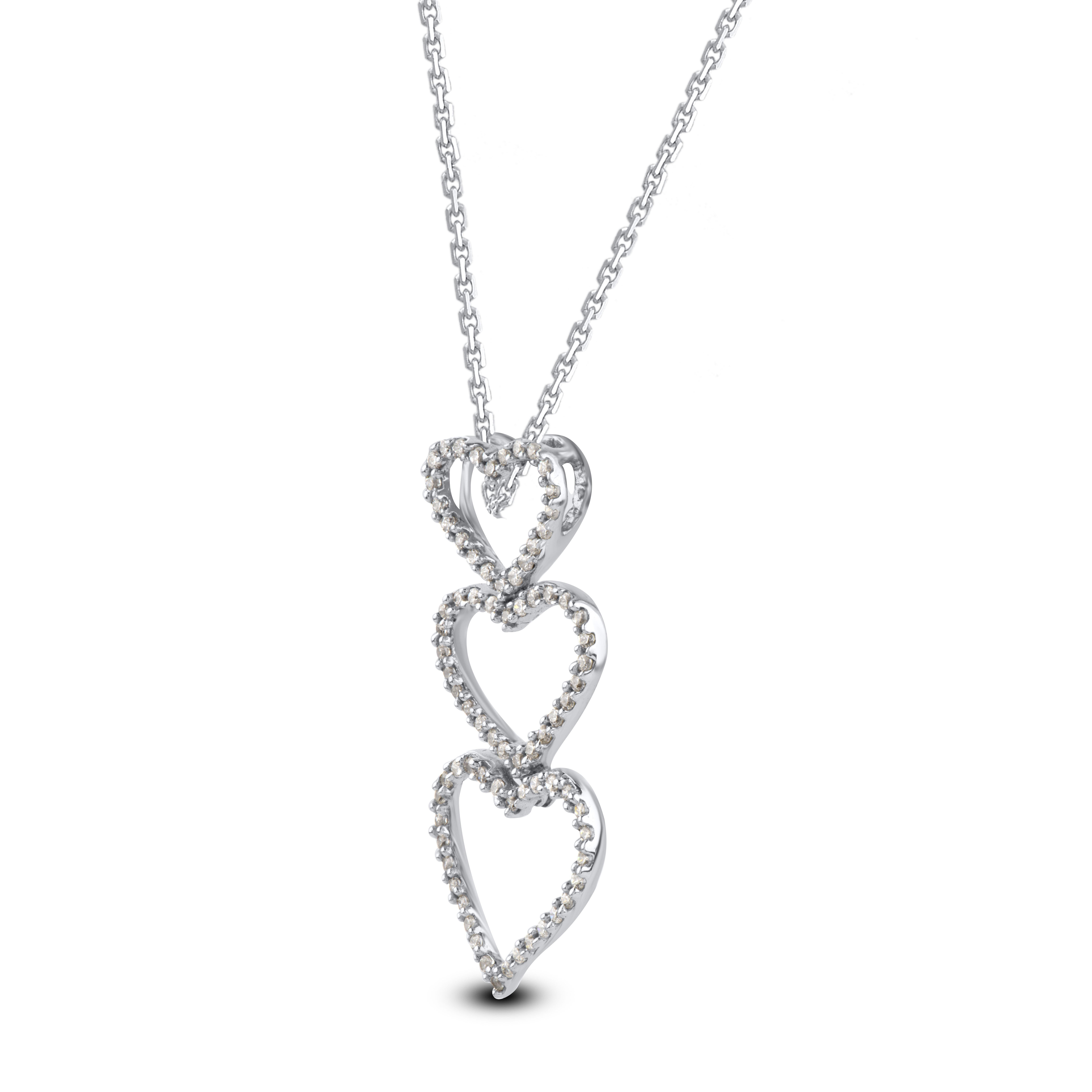 Apportez du charme à votre look avec ce collier à pendentif en forme de cœur en diamant. Le pendentif est fabriqué en or blanc 14 carats et comporte 78 diamants ronds de taille unique sertis en pavé. Une finition polie complète la sophistication