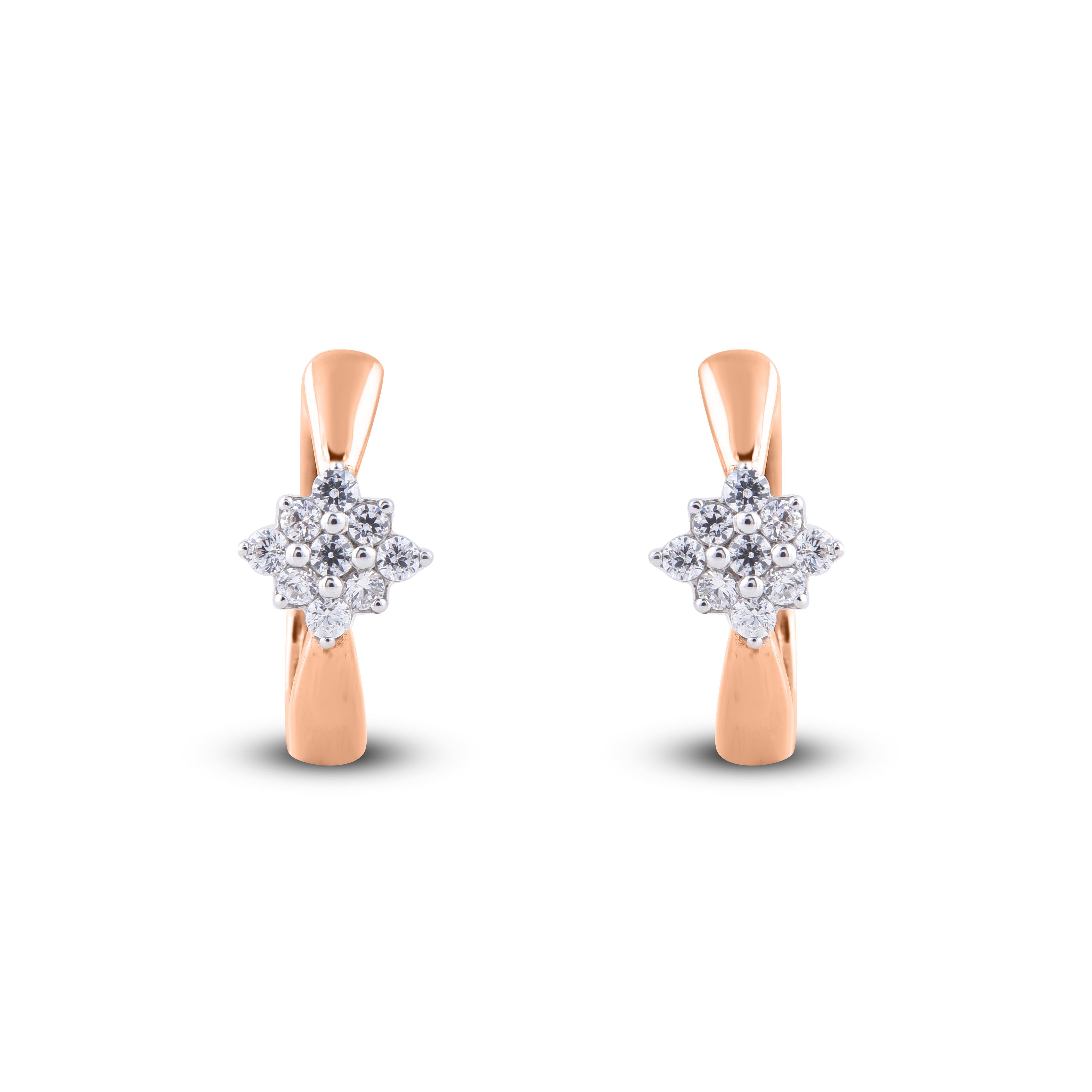 Eleganti e semplici, questi orecchini huggie simboleggiano la tua semplicità, la scelta migliore per tutte le donne. Sono realizzati in oro rosa 14 carati e scintillano con 18 diamanti bianchi rotondi di colore H+I e purezza I2, incastonati in una