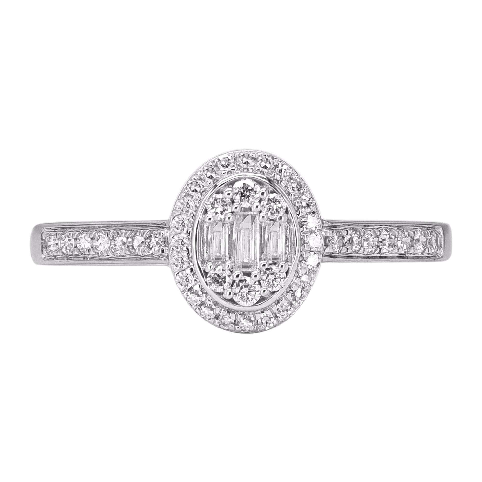 Esprimi il tuo amore per lei nel modo più classico con questo anello di fidanzamento con aureola. Splendidamente realizzato dai nostri esperti interni in oro bianco 14 carati e impreziosito da 47 diamanti taglio brillante e taglio baguette