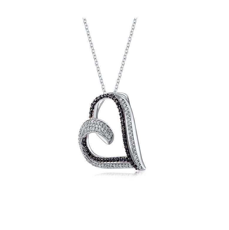 Apportez du charme à votre look avec ce pendentif en diamant. Le pendentif est réalisé en or blanc 14 carats et présente 74 diamants blancs et 45 diamants noirs ronds et brillants, sertis à l'emporte-pièce, de couleur H-I et de pureté I2, ainsi