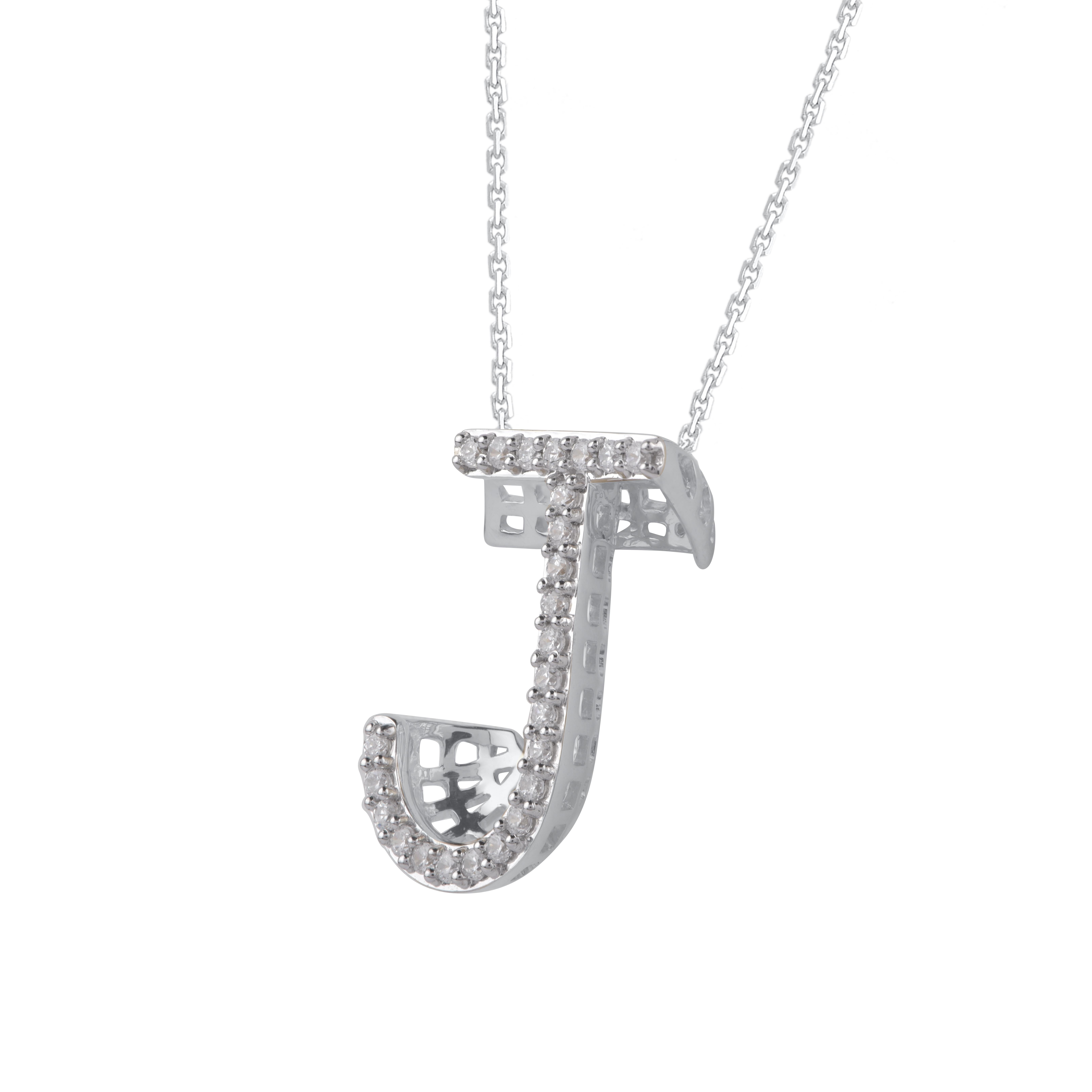 Der mit Diamanten besetzte Buchstaben-Charm-Anhänger ist ein Schmuckstück, das bei allen beliebt ist. Gefertigt von geschickten Handwerkern in 18 KT Gelbgold und besetzt mit 25 handgefassten runden weißen Naturdiamanten in Zackenfassung und glänzen
