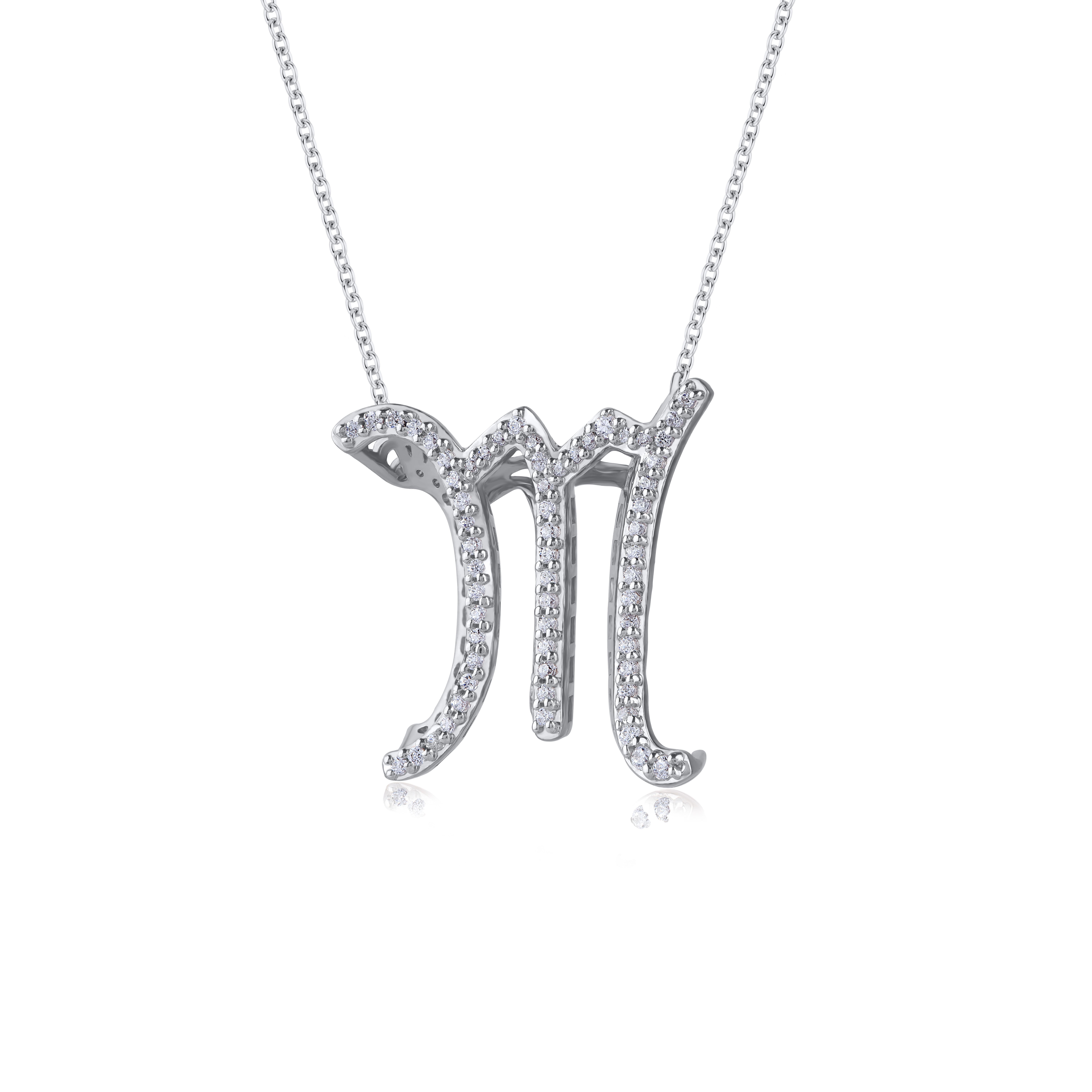 Wie wäre es, wenn du deinen diamantbesetzten Schmuck mit den Initialen zur Schau stellst? Gefertigt von geschickten Handwerkern in 18 KT Weißgold und besetzt mit 62 handgefassten runden weißen Naturdiamanten in Zackenfassung und glänzen in H-I Farbe