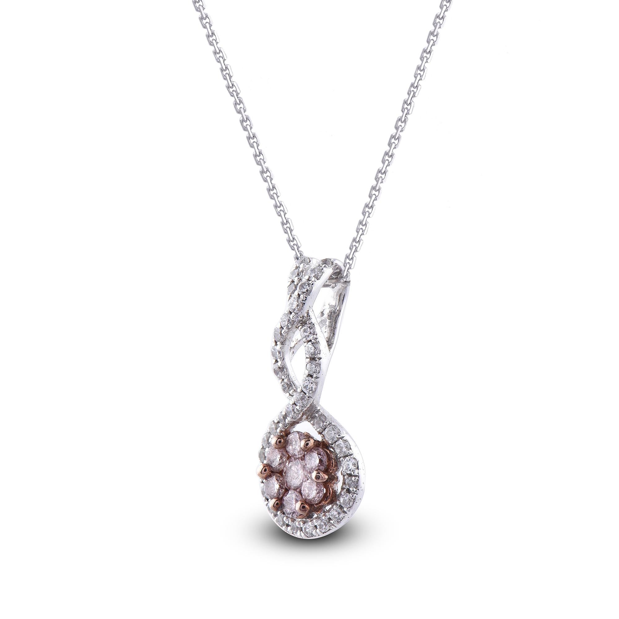 Dai un tocco di glamour alla tua collezione di gioielli con questo ciondolo a grappolo con diamanti. Presenta un bellissimo design impreziosito da 36 diamanti rotondi e 7 diamanti rosa incastonati a pressione e a forcina, di colore H-I e purezza I1.