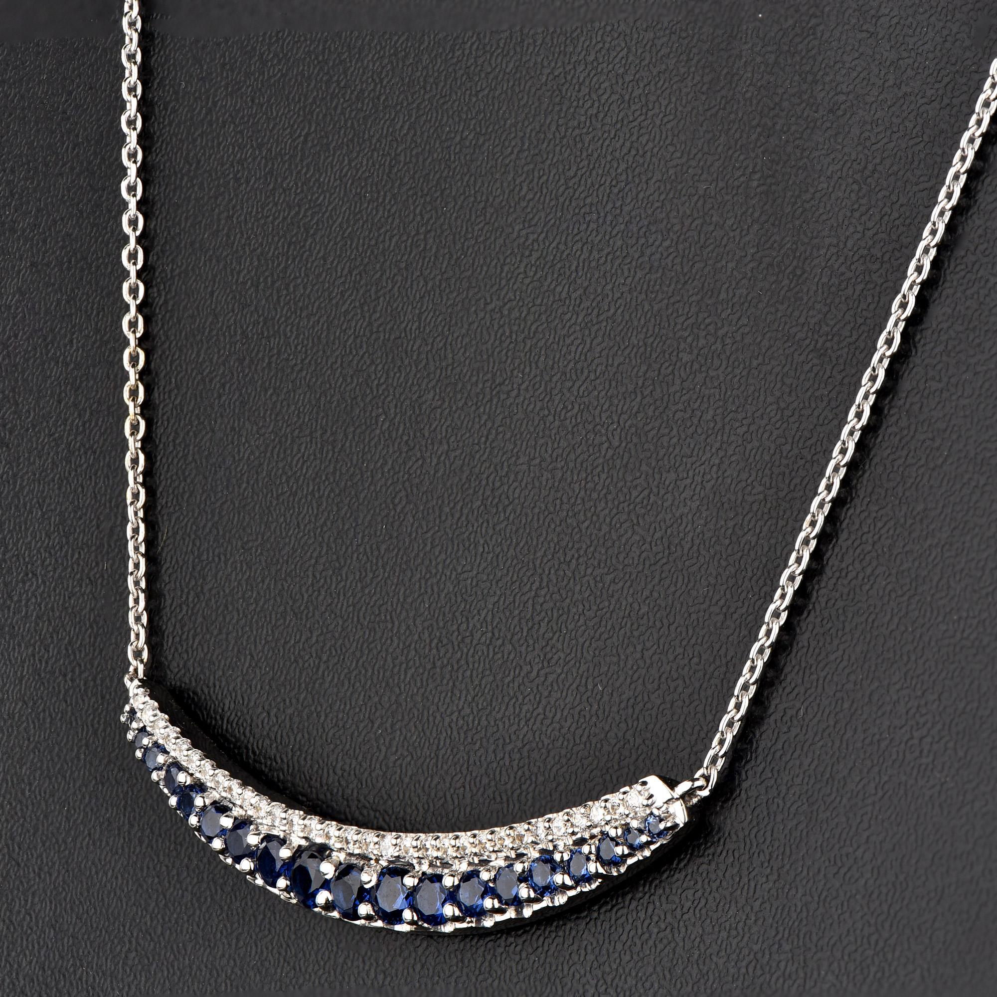 Questo ciondolo con diamante è un'aggiunta straordinaria se indossato da solo. Il ciondolo è realizzato in oro 14 carati, a scelta tra bianco, rosa o giallo, e presenta 31 diamanti bianchi rotondi e 19 zaffiri blu incastonati a pressione e a griffe,