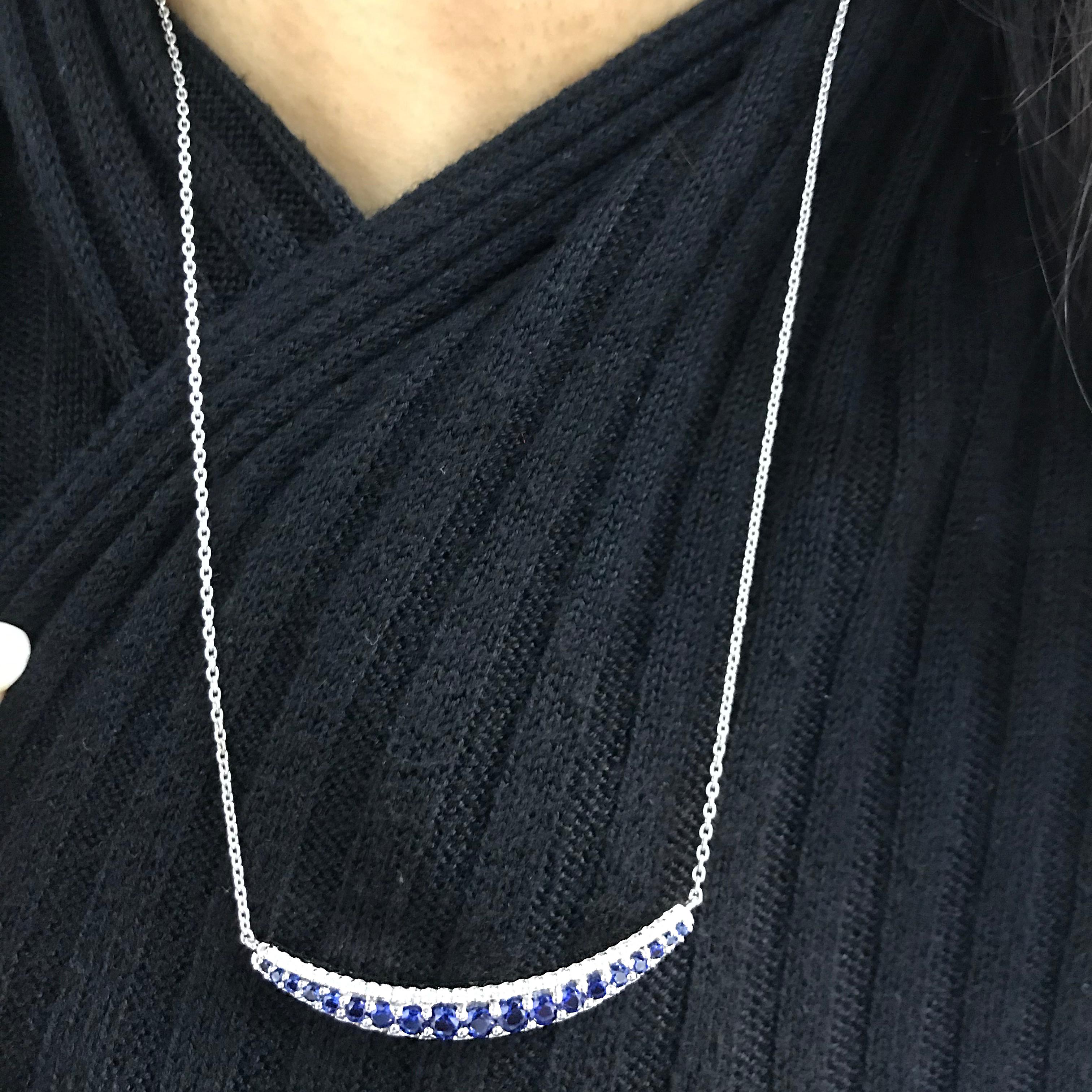 Moderno TJD 0,25 carati di zaffiro blu naturale e ciondolo rotondo a barre curve in oro bianco 14K in vendita