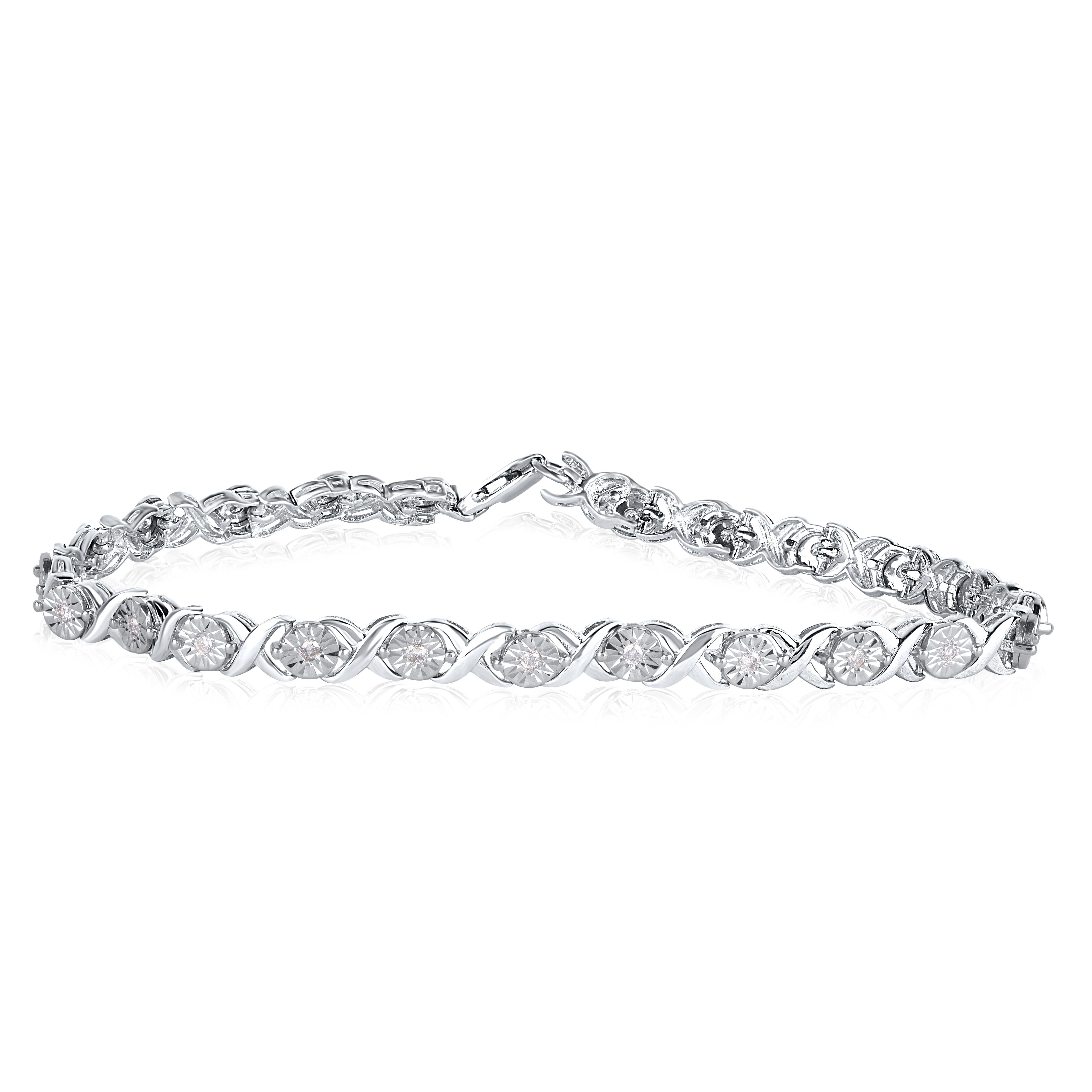 A graceful addition to her wardrobe, this diamond link bracelet brings the perfect touch of sparkle to her look. Beautifully hand-crafted by our inhouse experts in 14 karat white gold and embedded with 23 round brilliant cut diamond in tikali