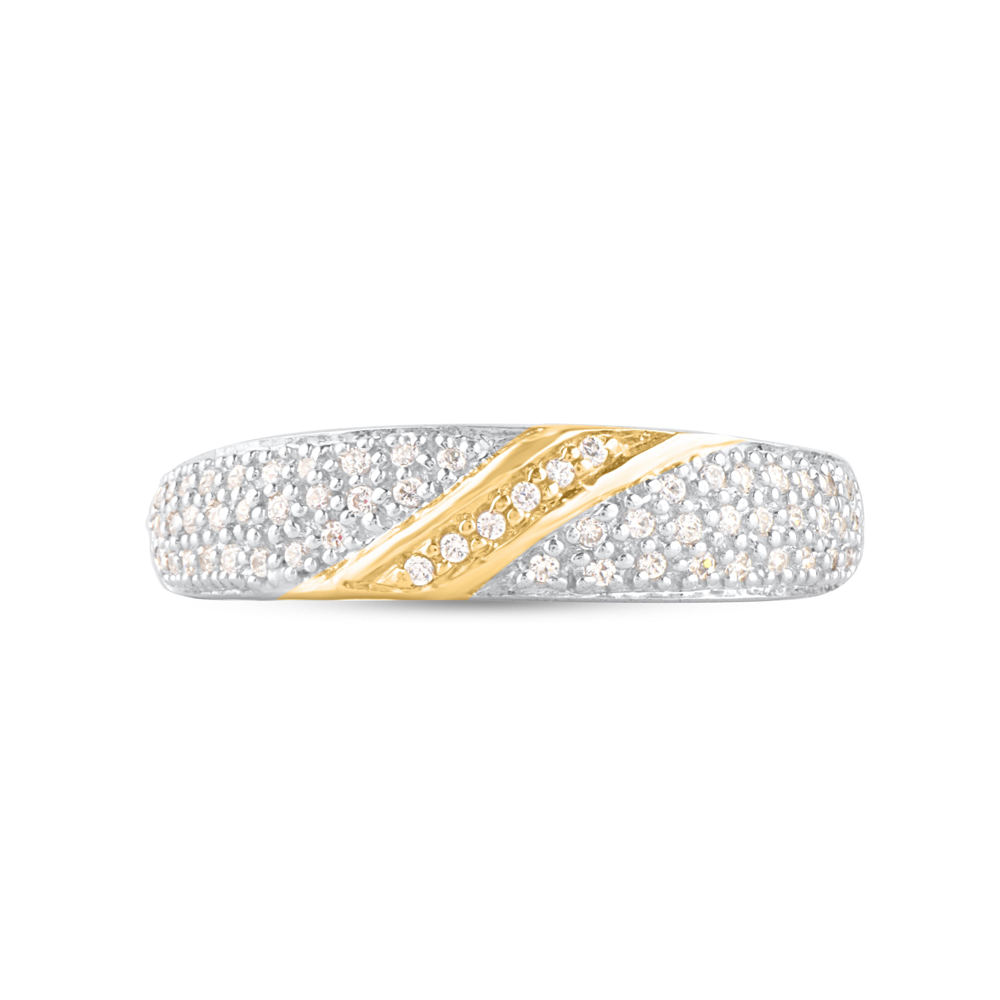 Donnez une touche de glamour à votre collection de bijoux fins avec cette alliance en diamant. Cette bague est magnifiquement réalisée en or bicolore 14 carats et sertie de 62 diamants naturels de taille unique en sertissage pavé. Le poids total des