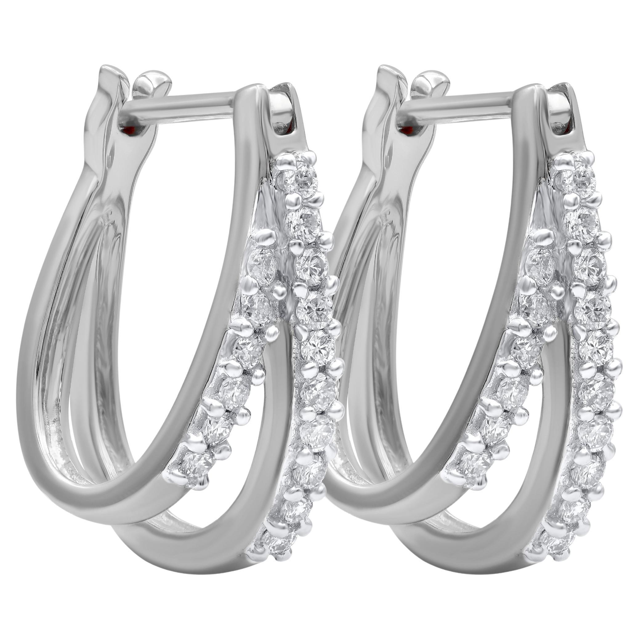 Dai un tocco di fascino al tuo look con questi orecchini a cerchio con diamanti. Questo orecchino ha un design splendido ed è tempestato di 32 diamanti rotondi taglio brillante incastonati a nastro. Utilizziamo solo diamanti naturali, 100% privi di