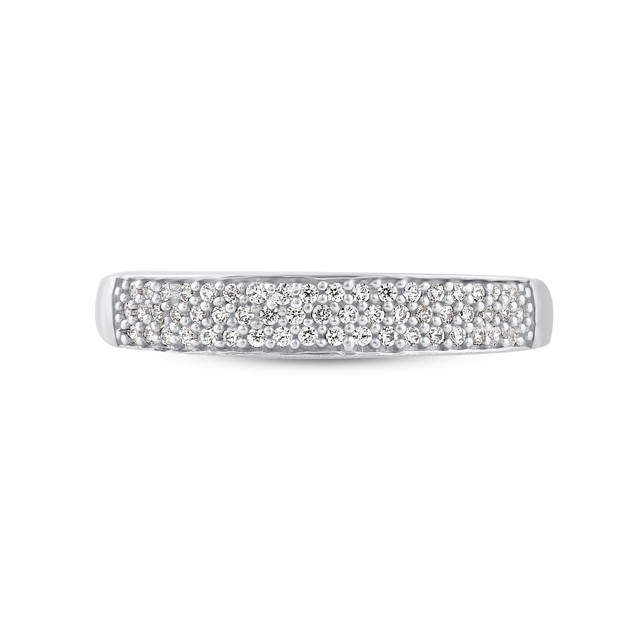Bringen Sie Charme in Ihren Look mit diesem diamantenen Ehering. Dieser Ring ist wunderschön aus 14 Karat Weißgold gefertigt und mit 55 natürlichen, runden Diamanten im Einzelschliff in Pflasterfassung besetzt. Das Gesamtgewicht der Diamanten
