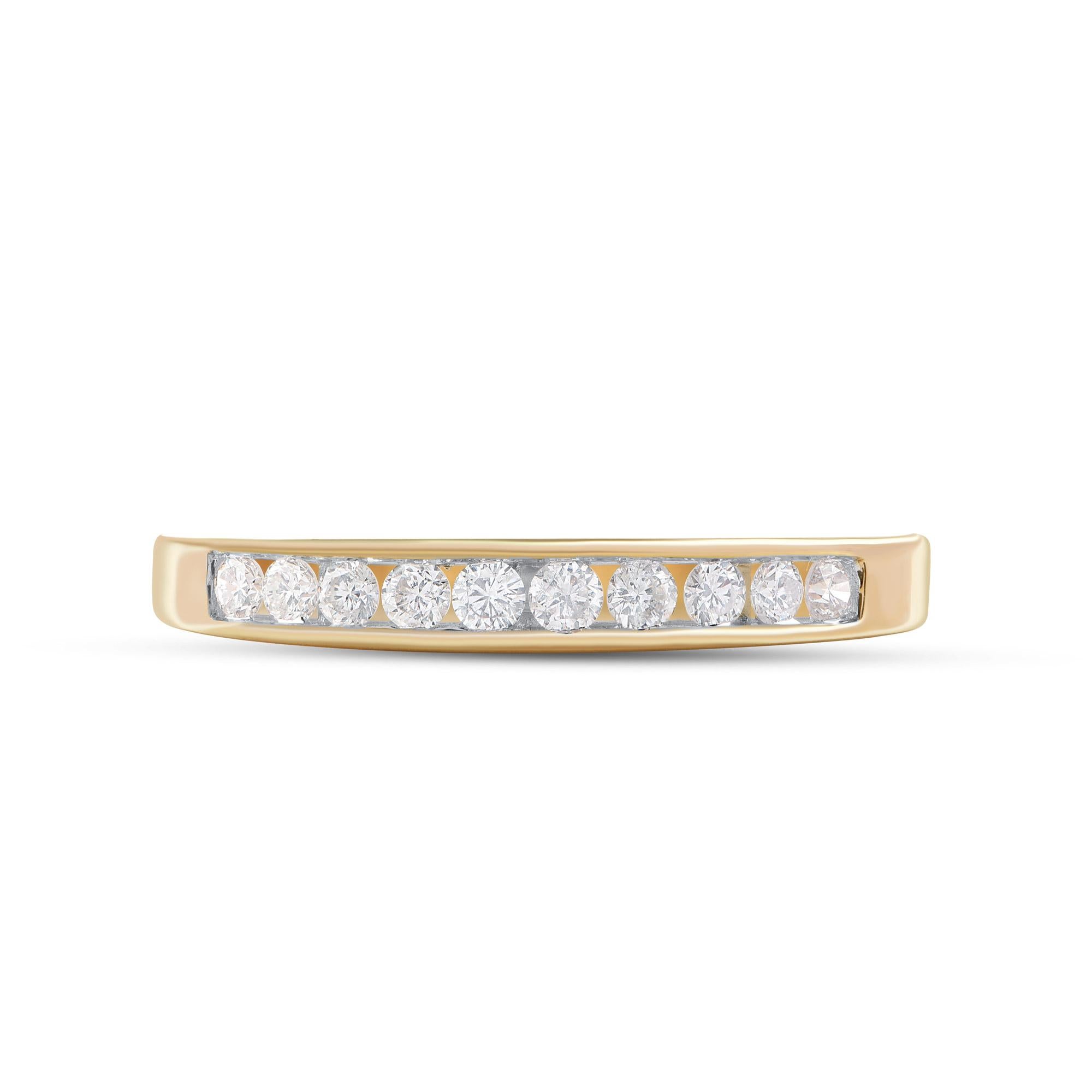Apportez du charme à votre look avec cette bague d'alliance en diamant. Cette bague est magnifiquement réalisée en or jaune 14 carats et sertie de 10 diamants naturels de taille brillant en serti clos. Le poids total des diamants est de 0,25 carat.