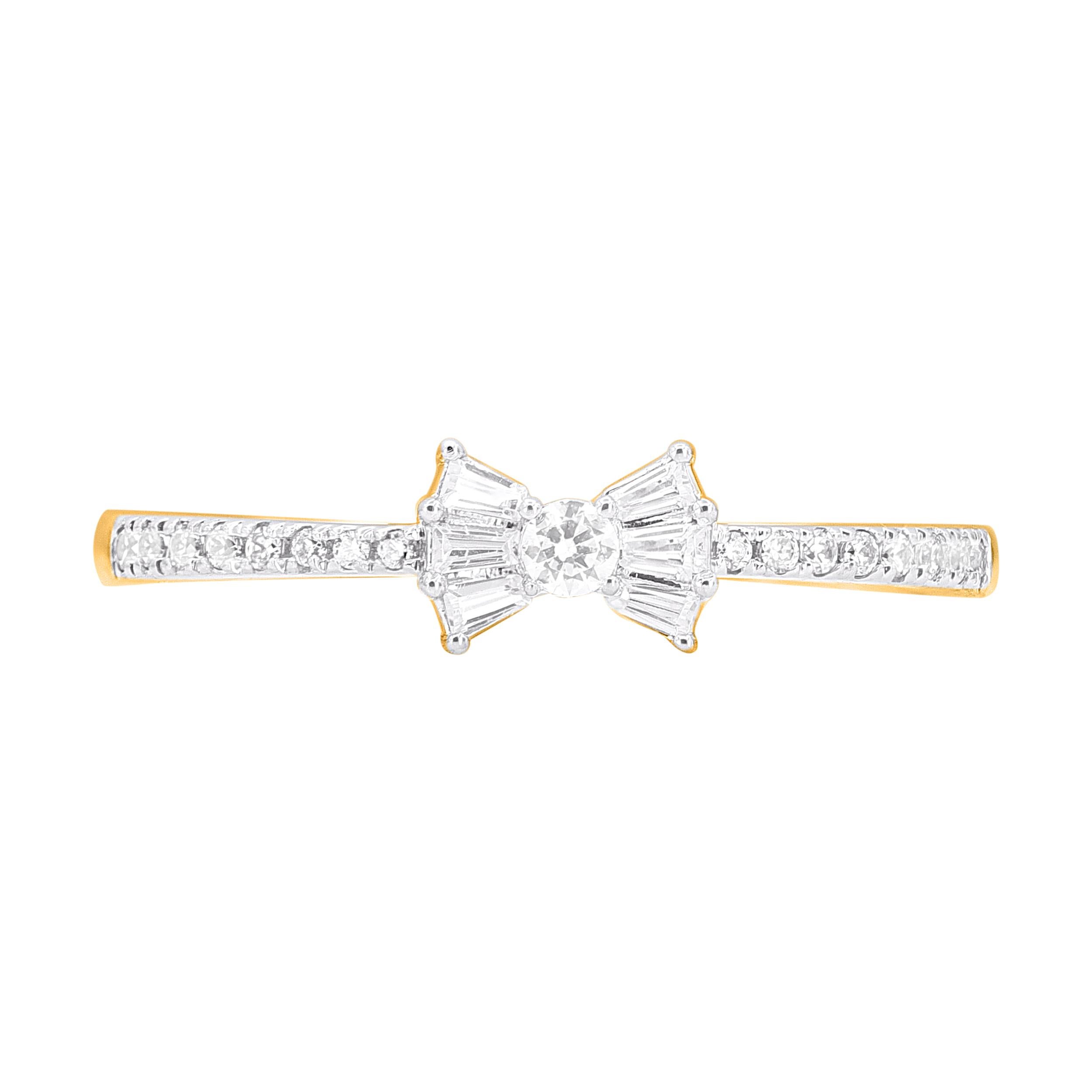 Un symbole significatif de votre engagement sans faille. La bague est fabriquée en or jaune 14 carats et comporte 23 diamants taille unique, taille brillant et taille baguette, sertis sur un anneau. Les diamants blancs sont de couleur H-I et de