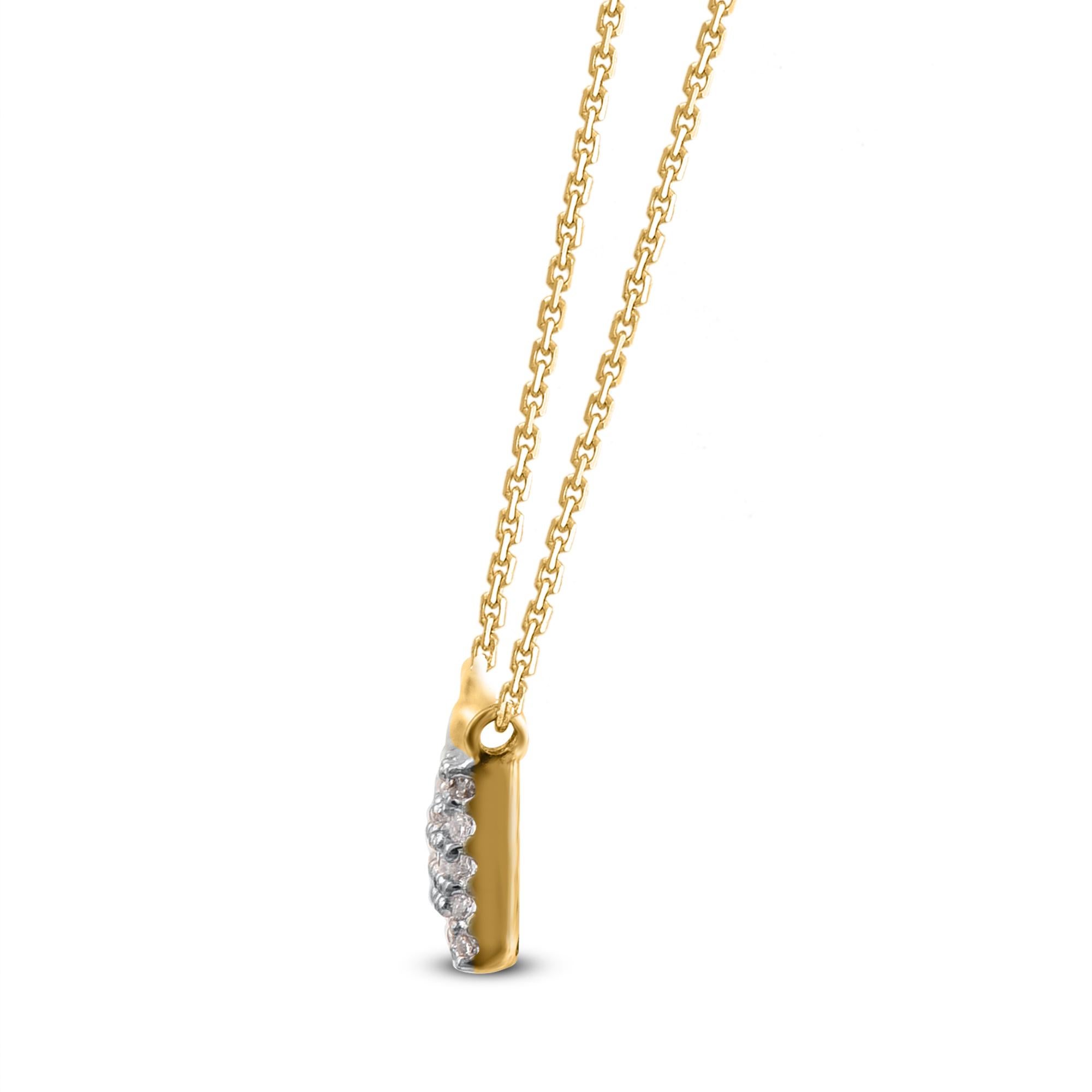 Chic et chatoyant, ce collier créé en or jaune 14 carats, ce pendentif à barre horizontale présente 74 diamants baguettes en serti-canal bordés de diamants ronds. Les diamants sont de couleur H-I et de pureté I-2. Le collier est suspendu à une