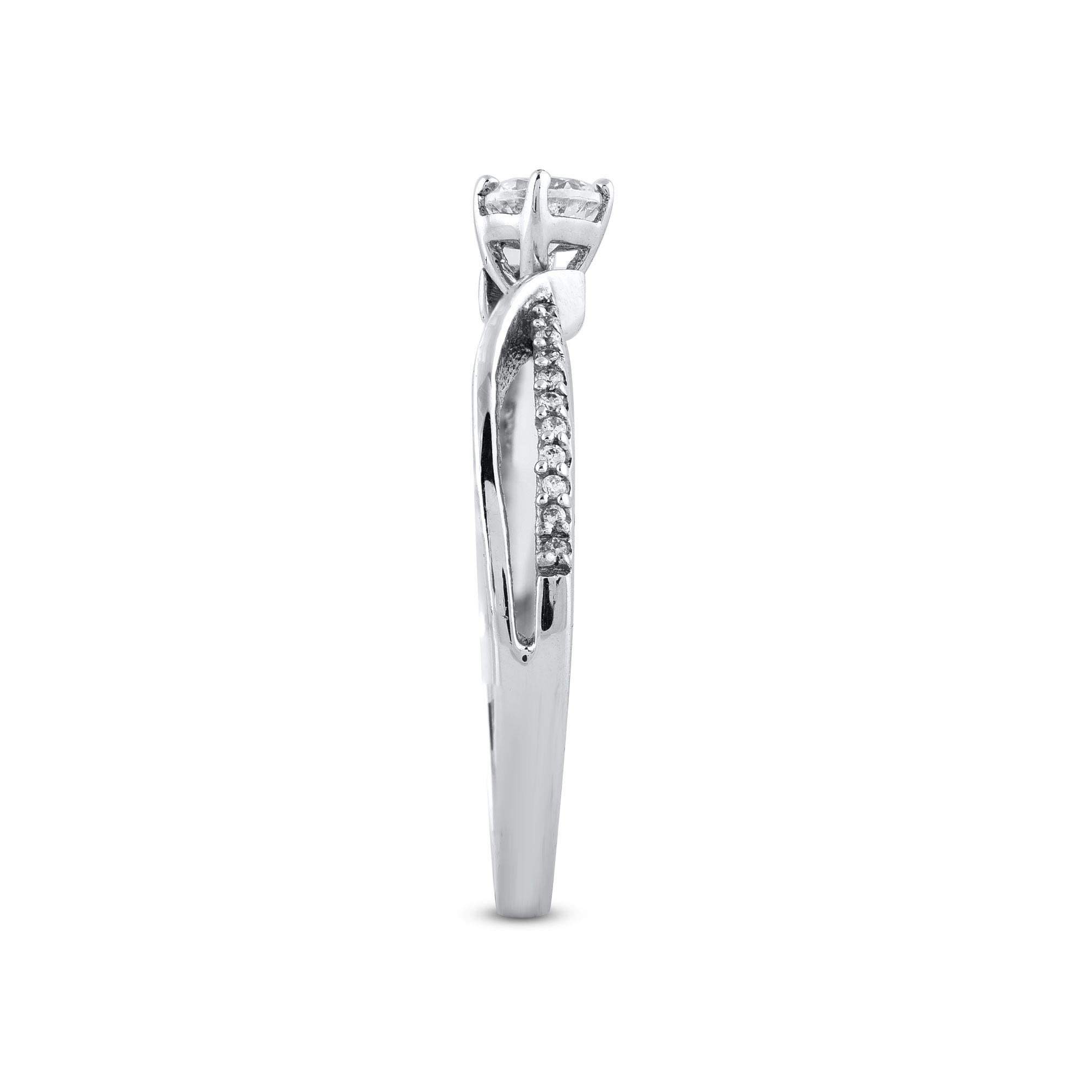 Taille ronde Bague de fiançailles bypass en or blanc 14 carats avec diamant rond naturel de 0,25 carat TJD en vente