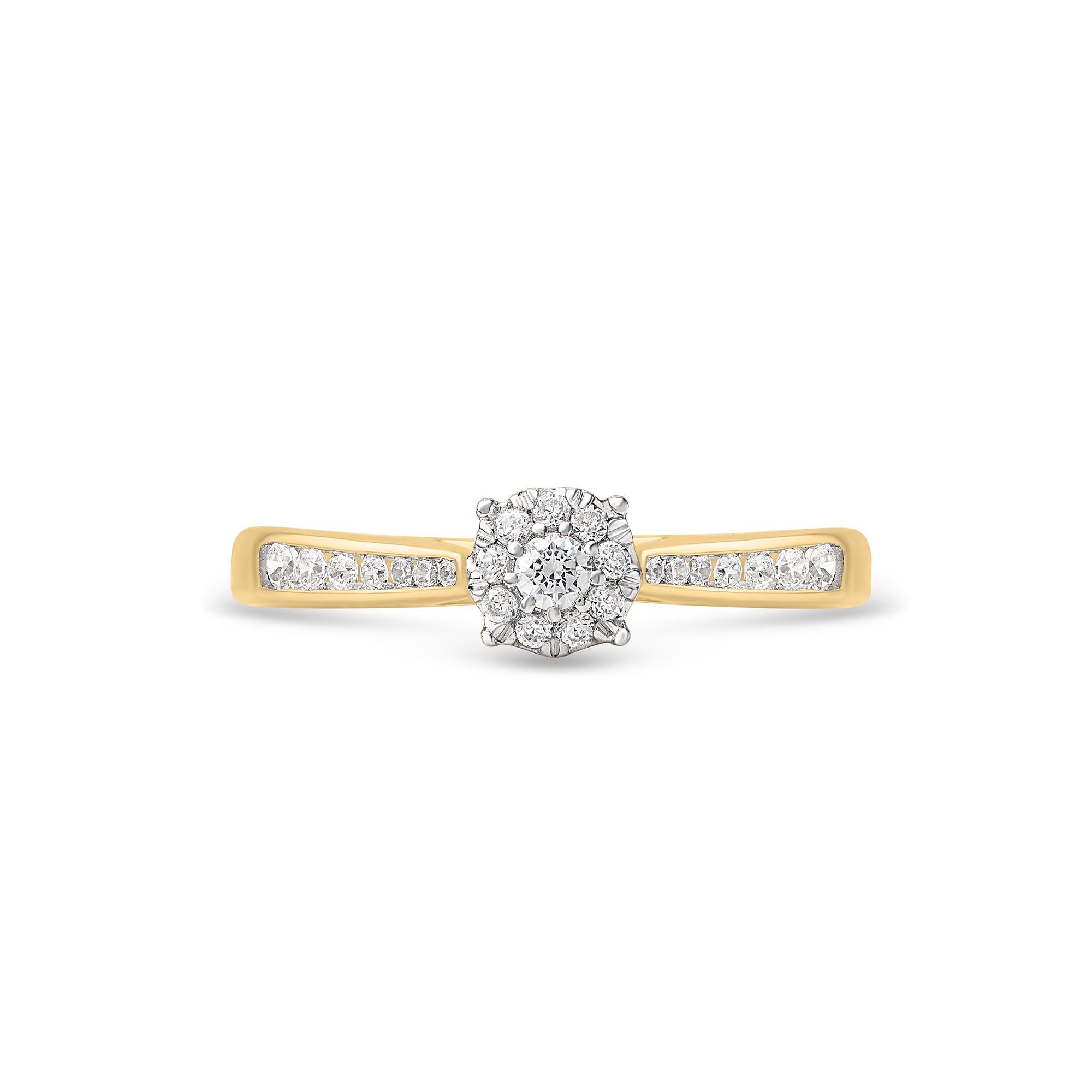 Exprimez votre amour pour elle de la manière la plus classique qui soit avec cette bague de fiançailles solitaire. Magnifiquement conçu par nos experts en or jaune 14 carats et orné de 24 diamants ronds de taille brillant et de taille unique sertis