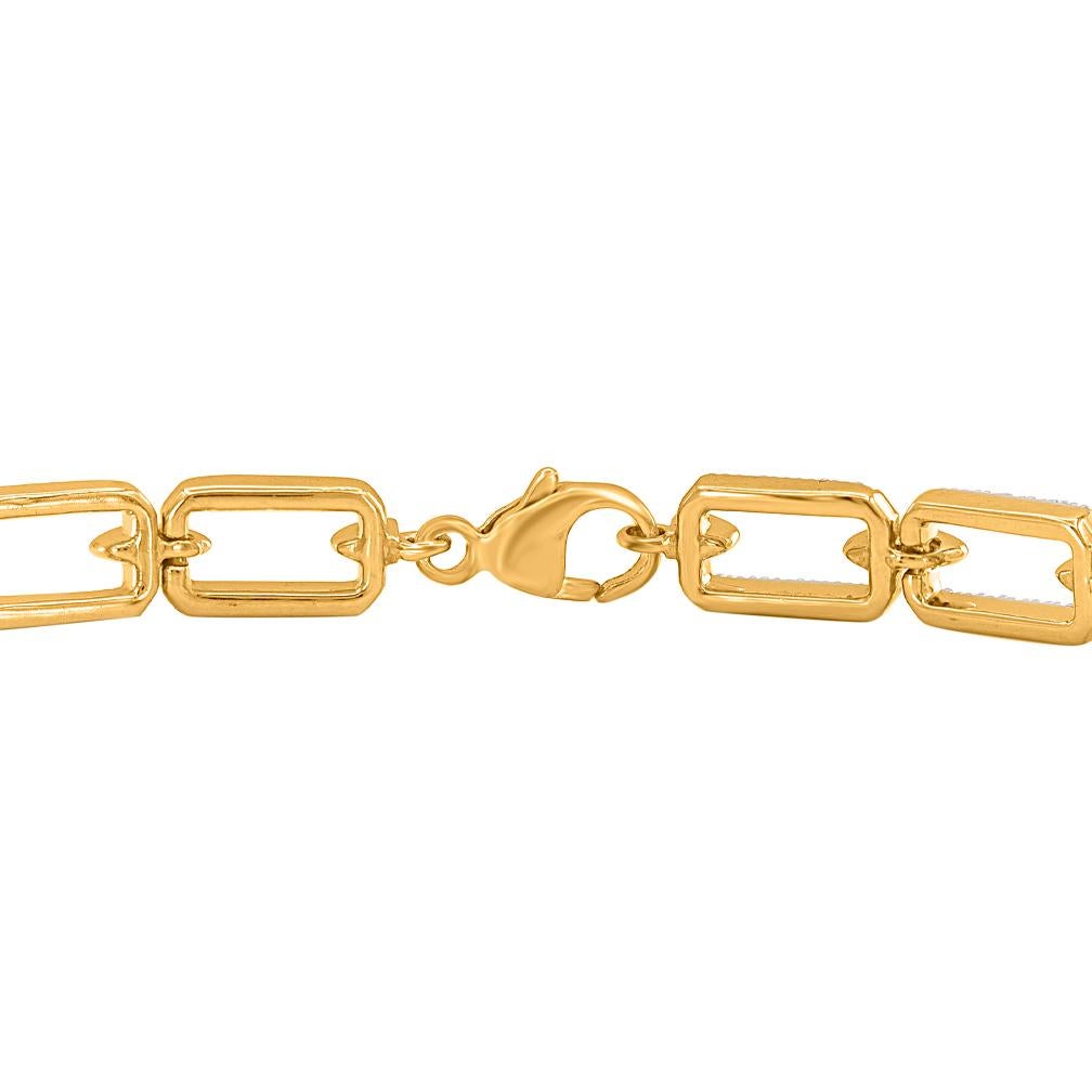 Simple mais tendance, ce bracelet à maillons en forme de trombone est réalisé en or jaune 18 carats. Elle est ornée de 196 diamants ronds naturels en serti clos. Les diamants sont de couleur H-I et de pureté I2. Le bracelet se ferme fermement à