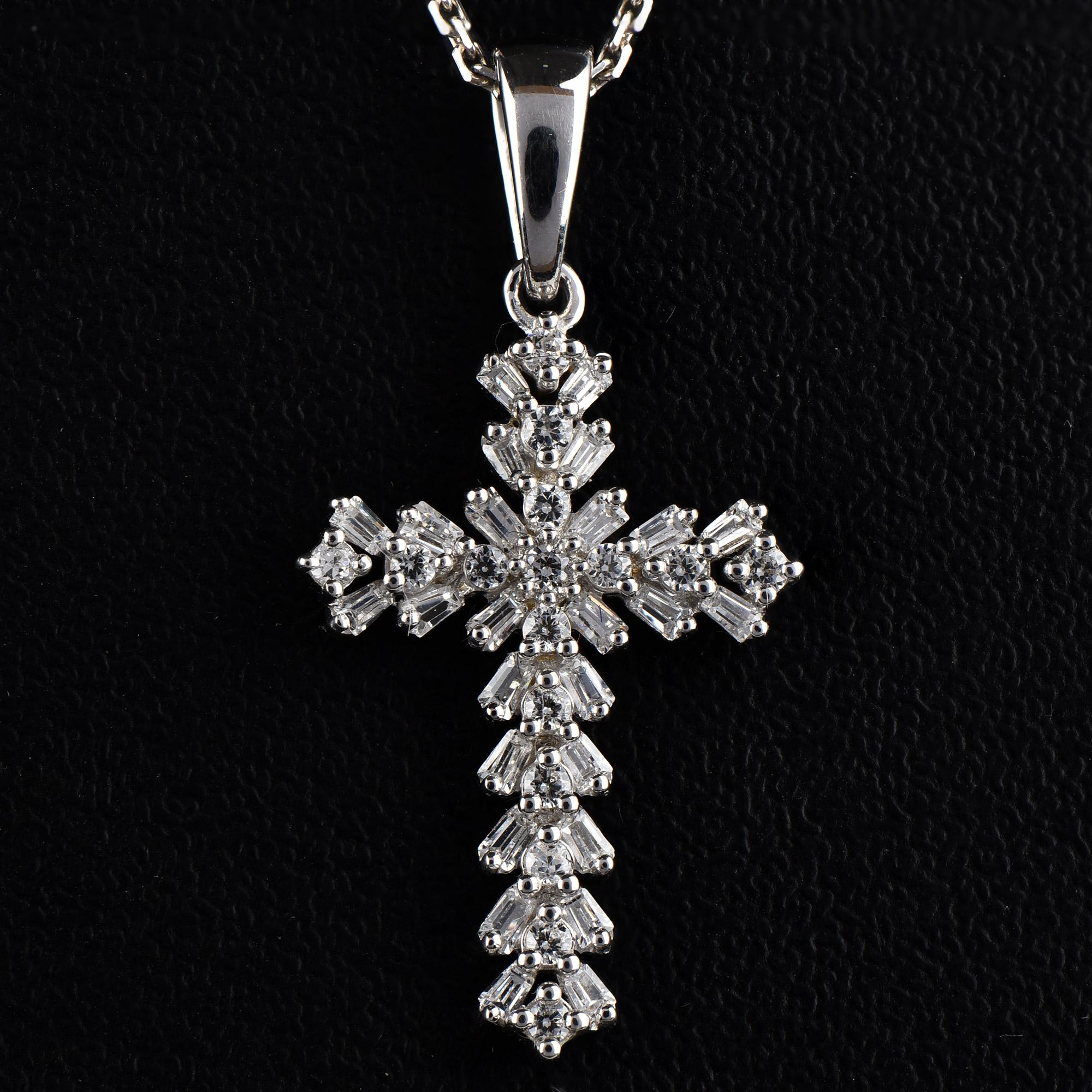 Fede e moda si uniscono in questo scintillante ciondolo a forma di croce con diamante. Il ciondolo è realizzato in oro 14 carati, a scelta tra bianco, rosa o giallo, e presenta un diamante rotondo da 16 e 26 diamanti taglio baguette incastonati in