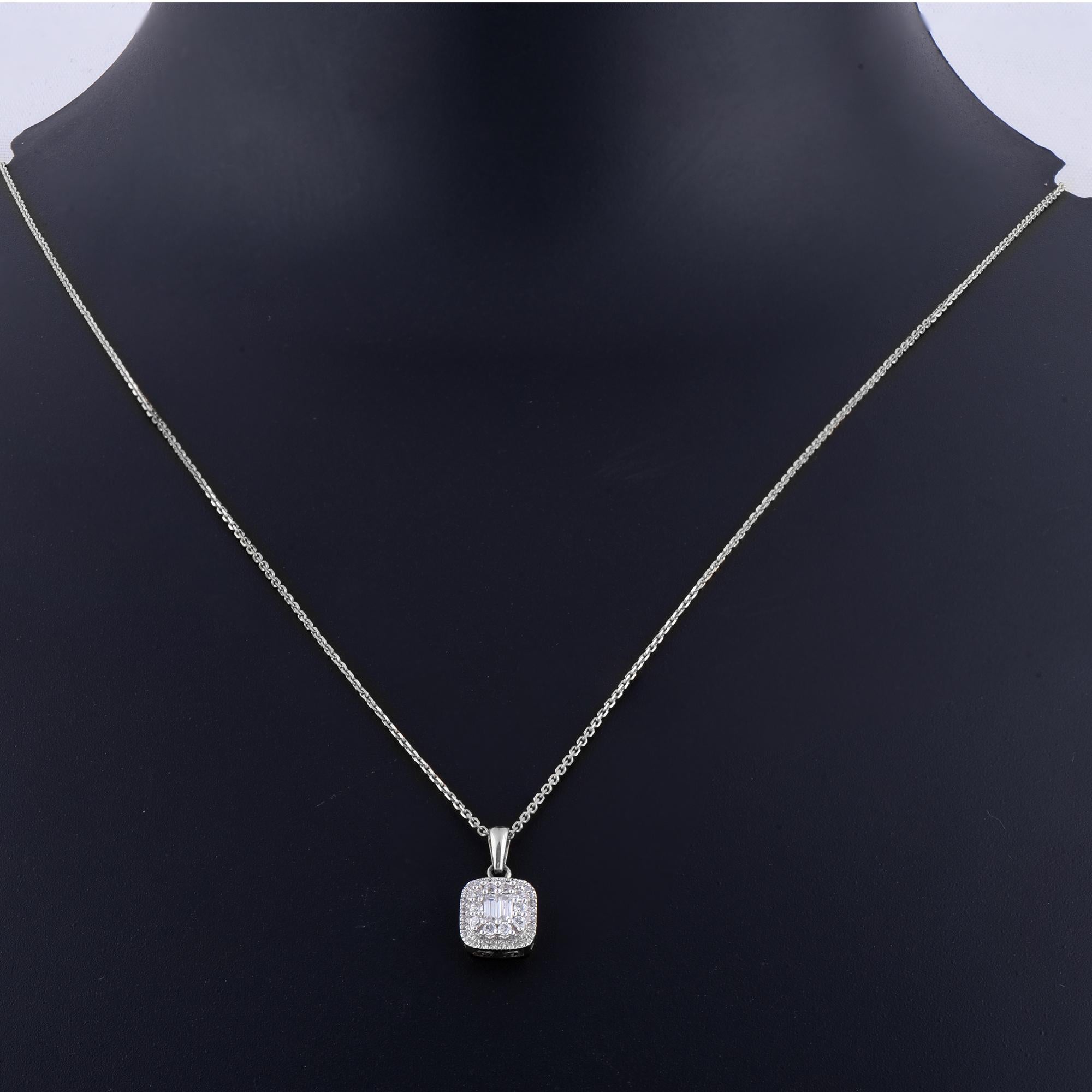 Taille ronde Pendentif en forme de coussin en or blanc 14 carats avec diamants ronds et baguettes TJD 0,25 carat en vente