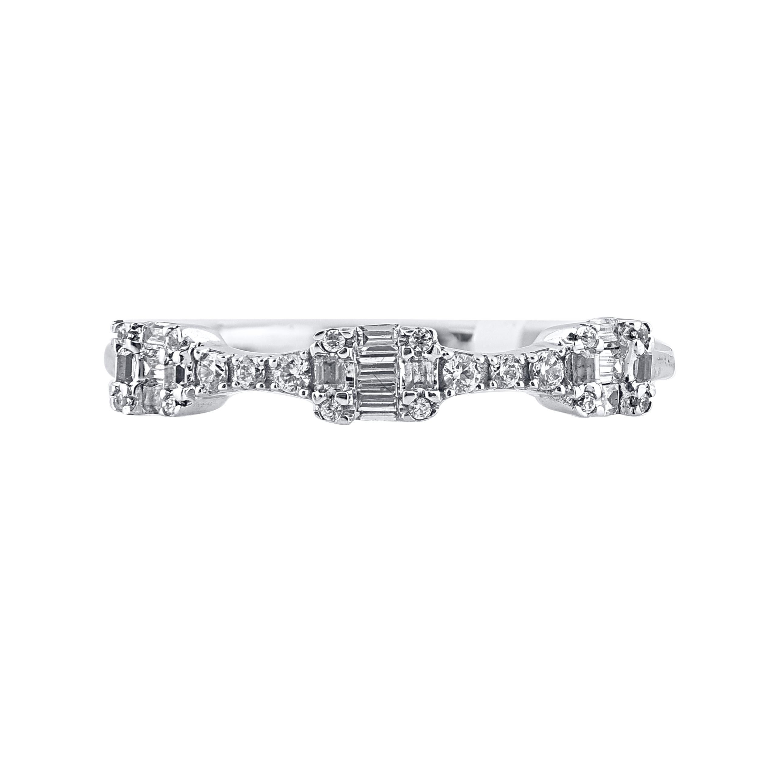 Fai brillare il tuo giorno più speciale e prezioso con questa fede nuziale. Splendidamente realizzato dai nostri esperti interni in oro bianco 14 carati e impreziosito da 33 diamanti rotondi e baguette incastonati a griffe e a canale. Il peso totale