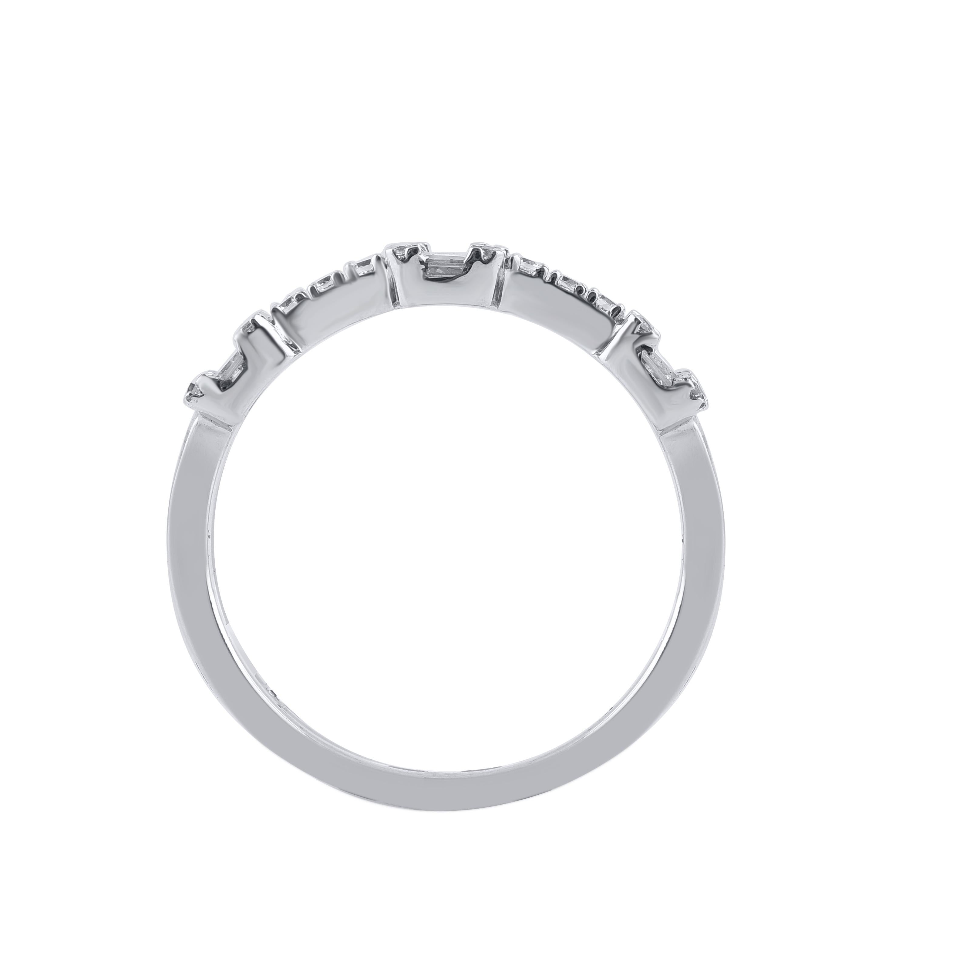 TJD Anello di fidanzamento con diamante rotondo e baguette da 0,25 carati in oro bianco 14KT In condizioni Nuovo in vendita a New York, NY